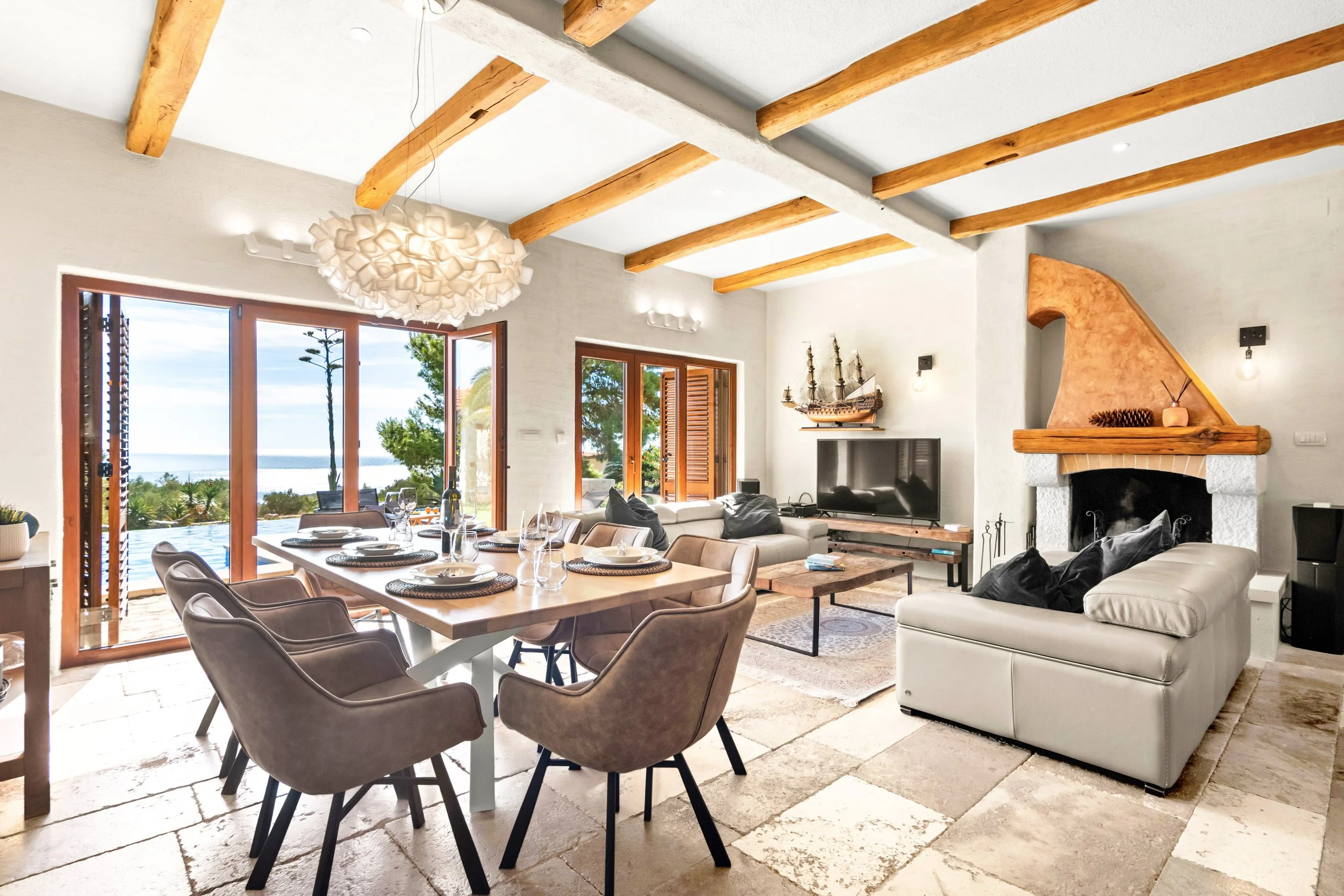 Blagovaonica s drvenim stolom 