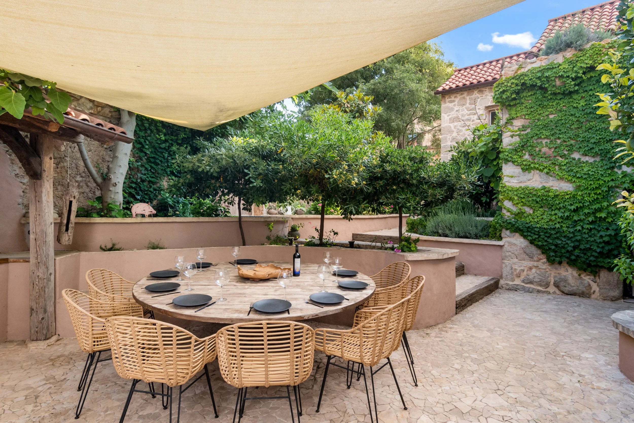Prostrana natkrivena terasa za objedovanje na otvorenom u vili Oaza Vrbanj Hvar
