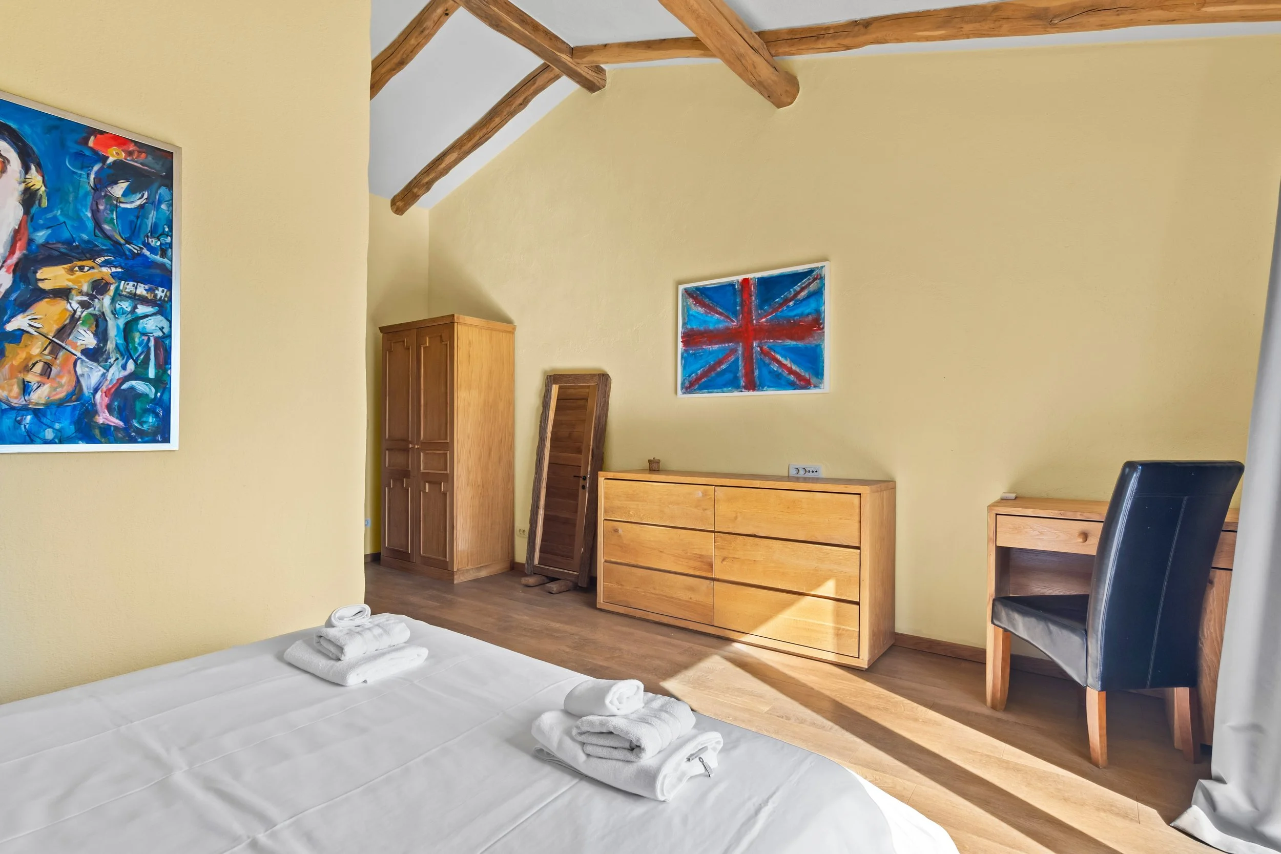 Rustikalna spavaća soba luksuzne vile Galapagos Hvar