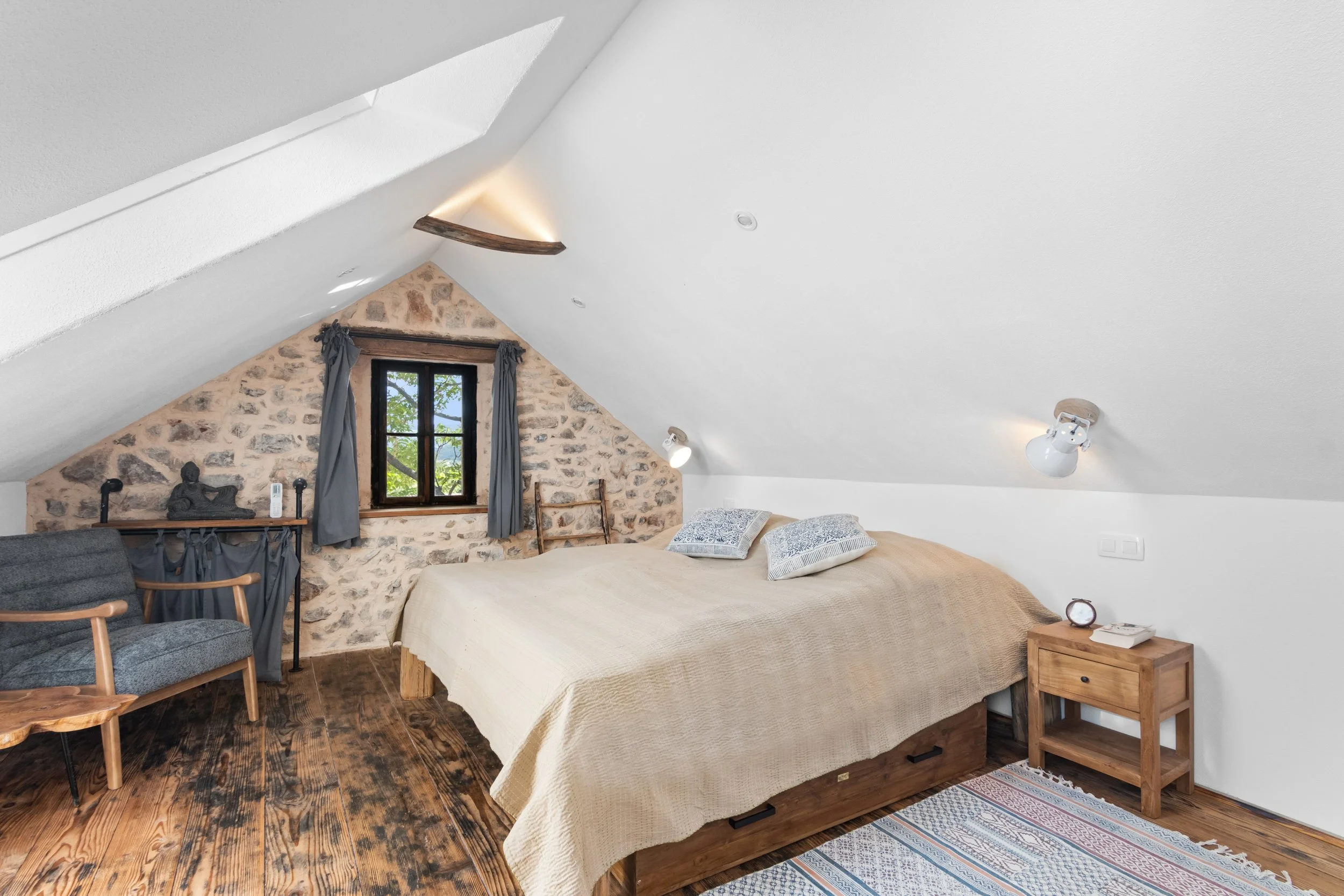 Spoj modernog i rustikalnog u spavaćoj sobi s prirodnim svjetlom u vili Oaza