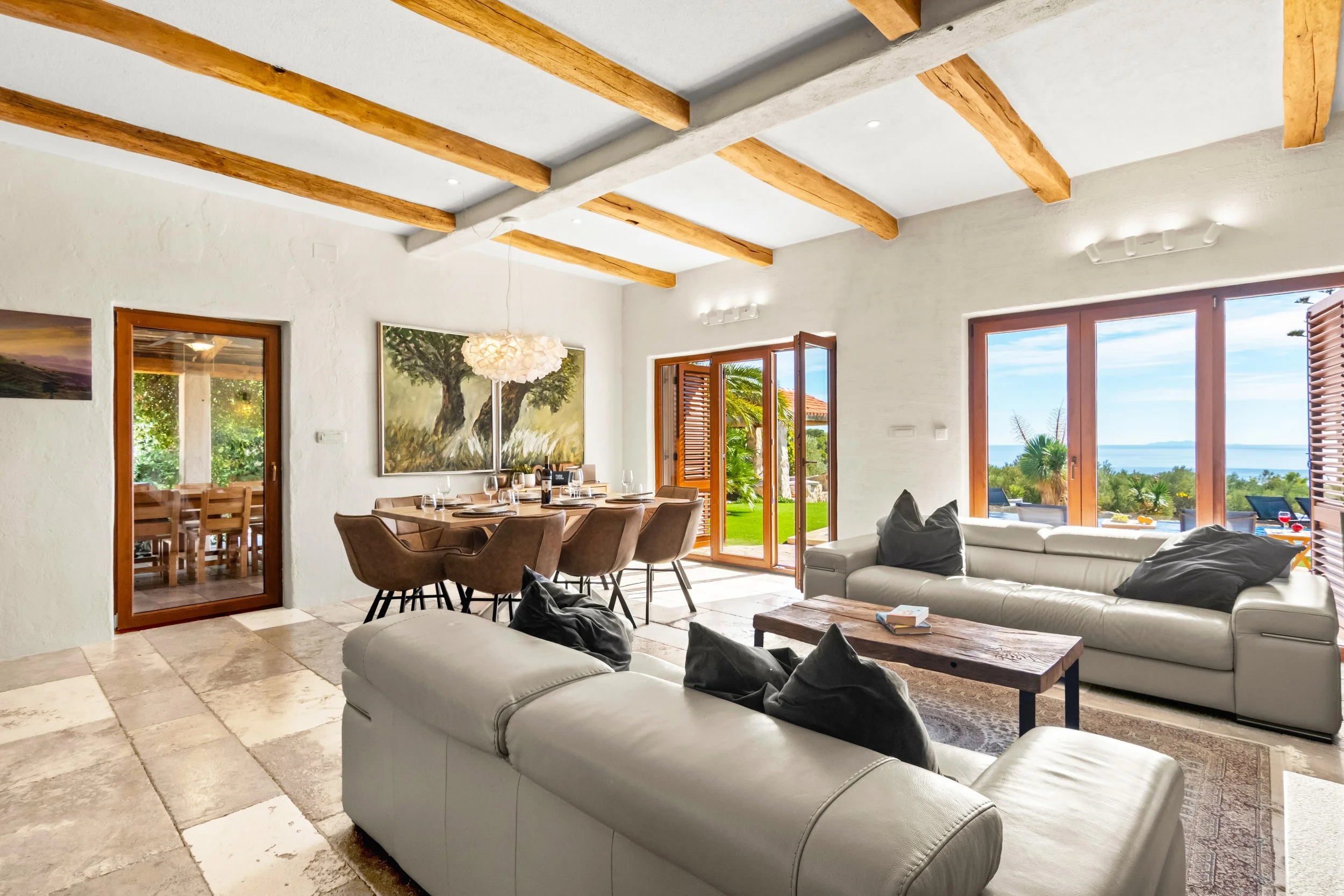 Prostrani dnevni boravak s modernim interijerom 