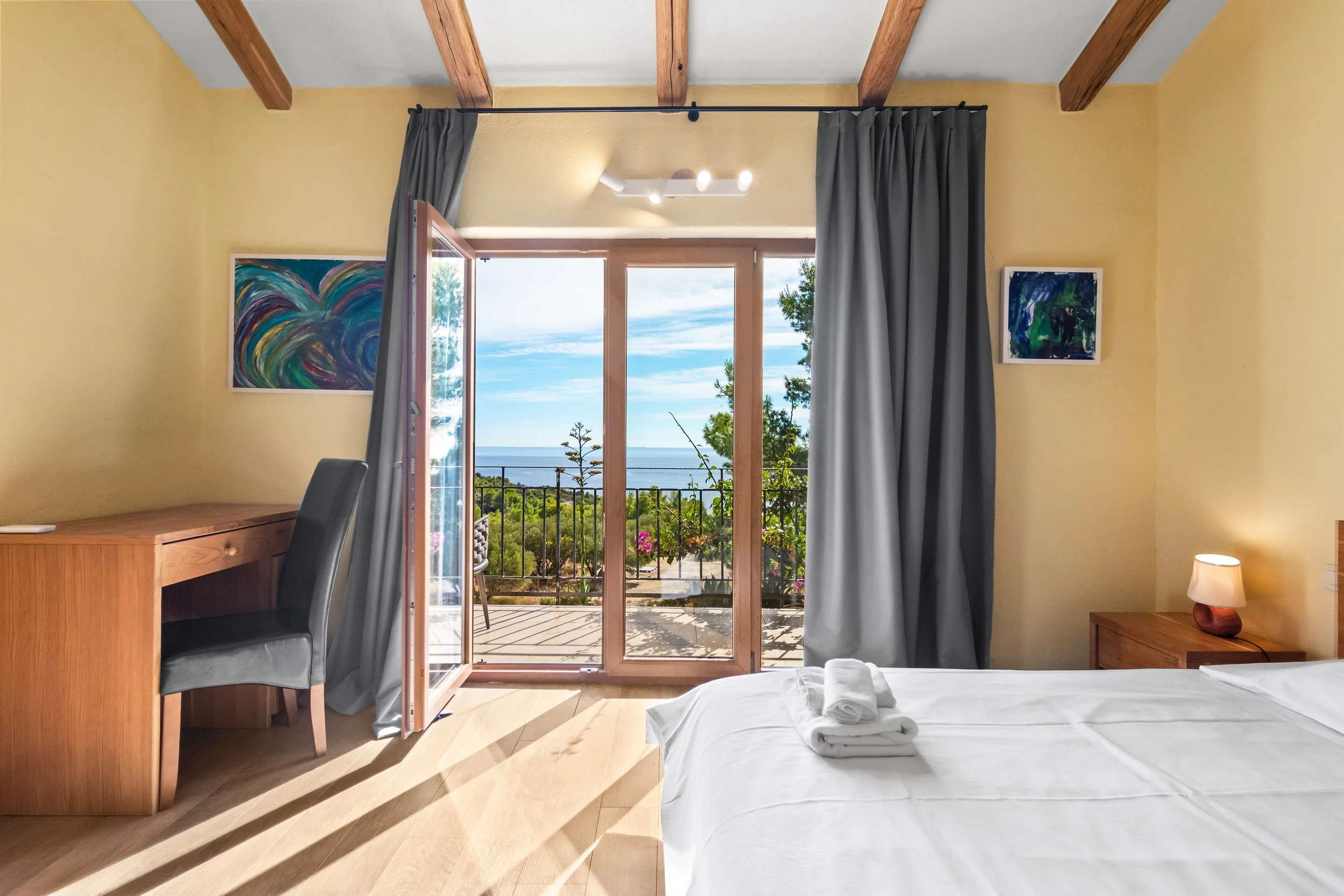 Krevet s pogledom na more u luksuznoj vili 