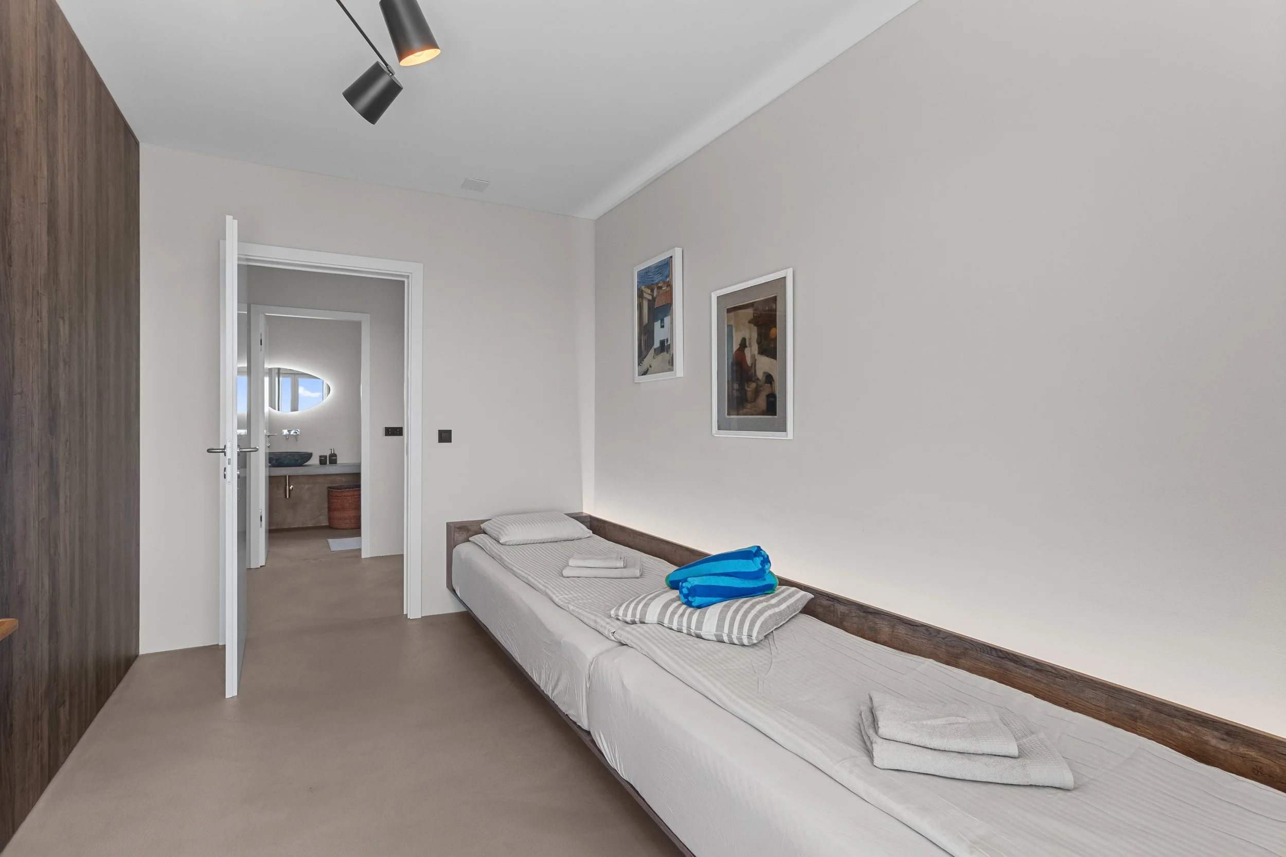 Kreveti u spavaćoj sobi moderne vile - slikanje apartmana i kuća za odmor