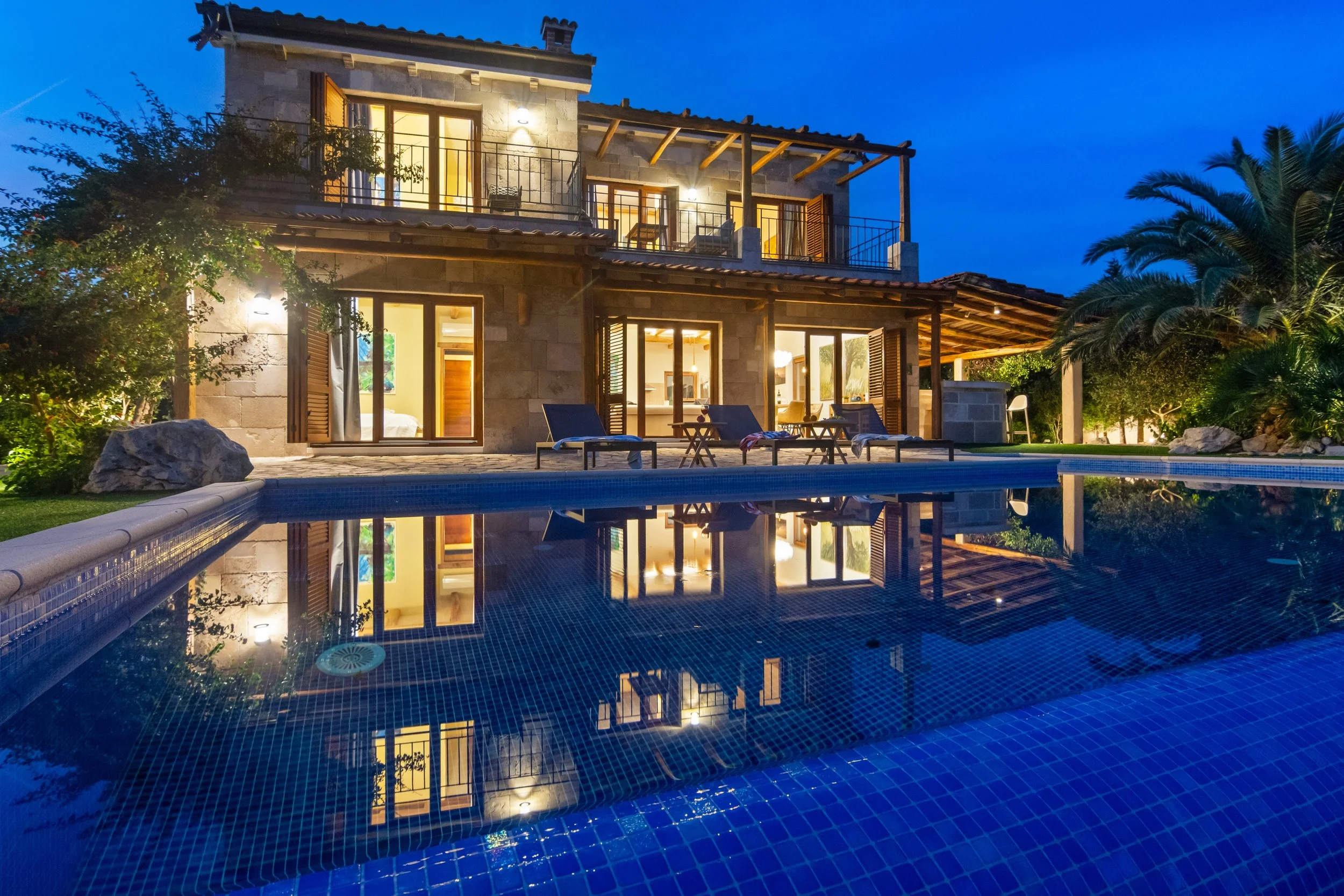 Refleksija vile Galapagos u bazenu noću