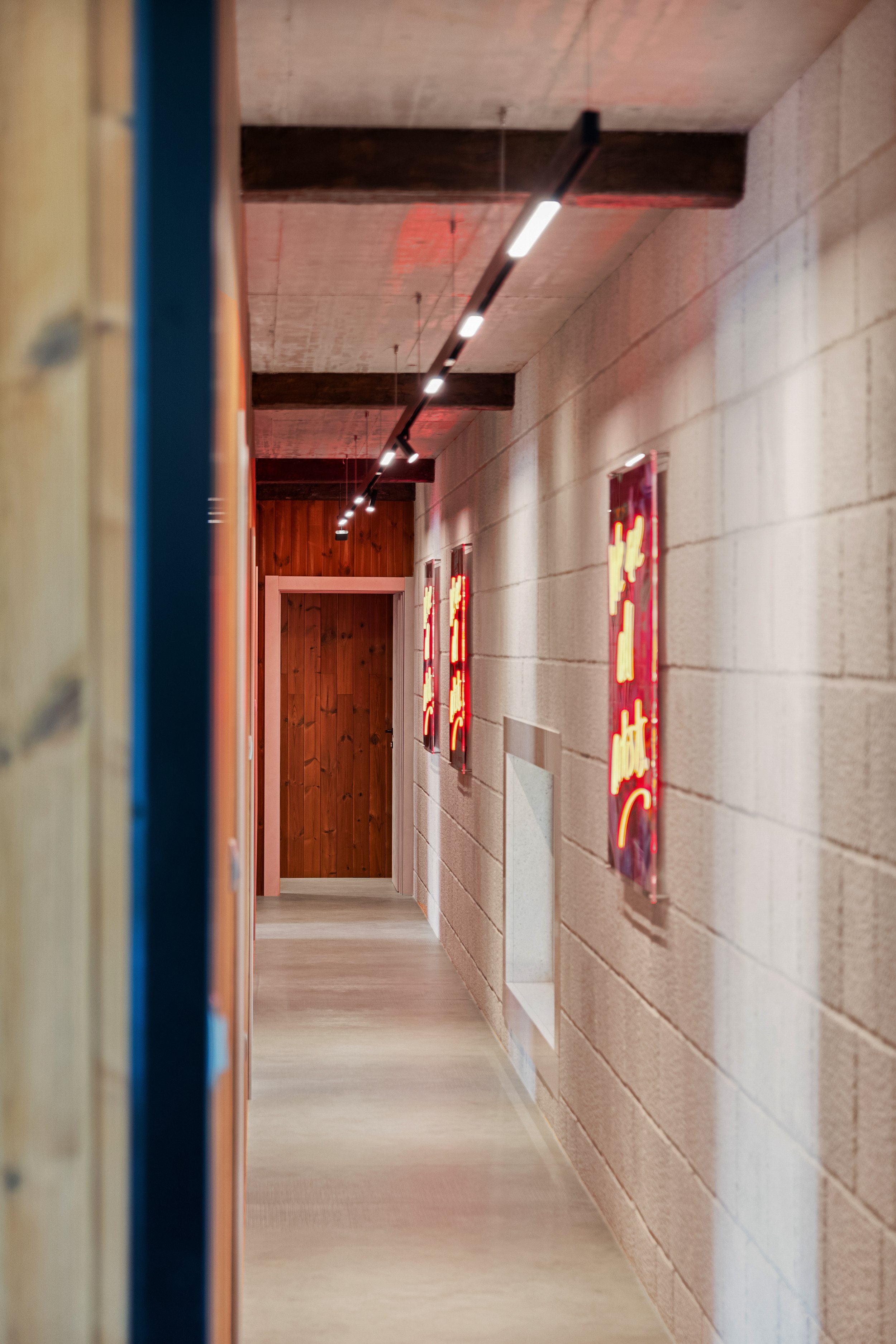 Hodnik u modernoj vili – fotografiranje nekretnina