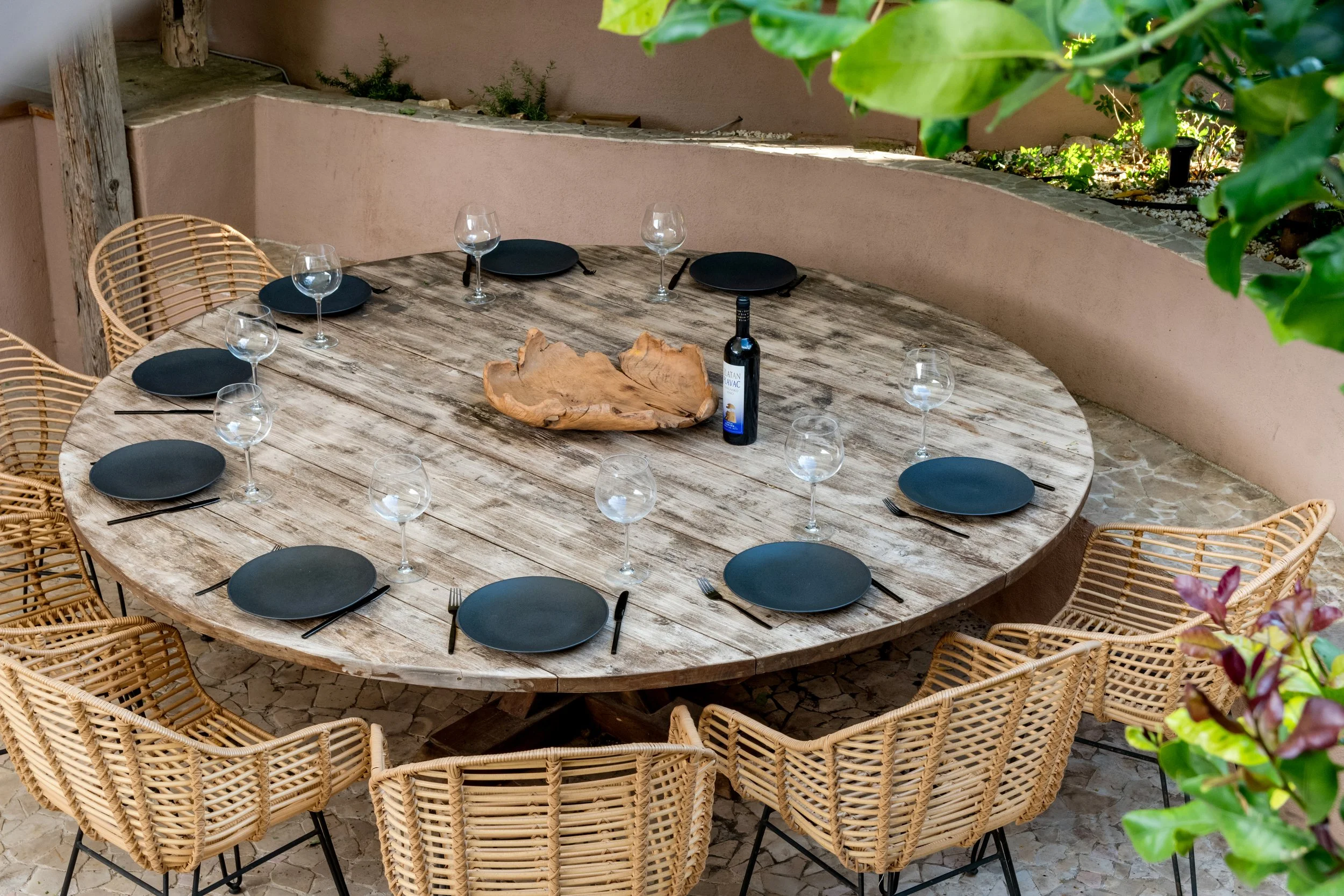 Stol za za objedovanje na otvorenom u vili Oaza Vrbanj Hvar