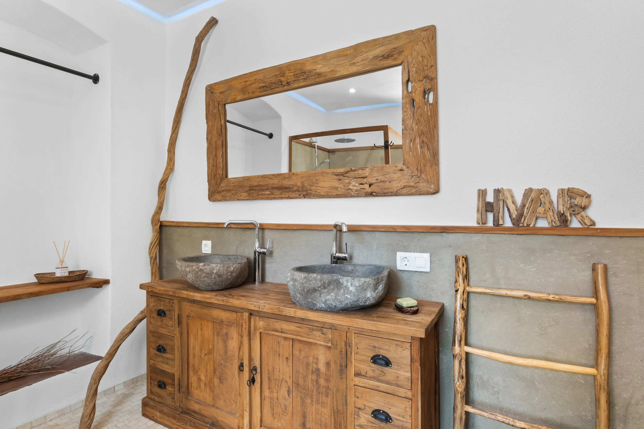 Kameni umivaonici u rustikalnoj vili Oaza