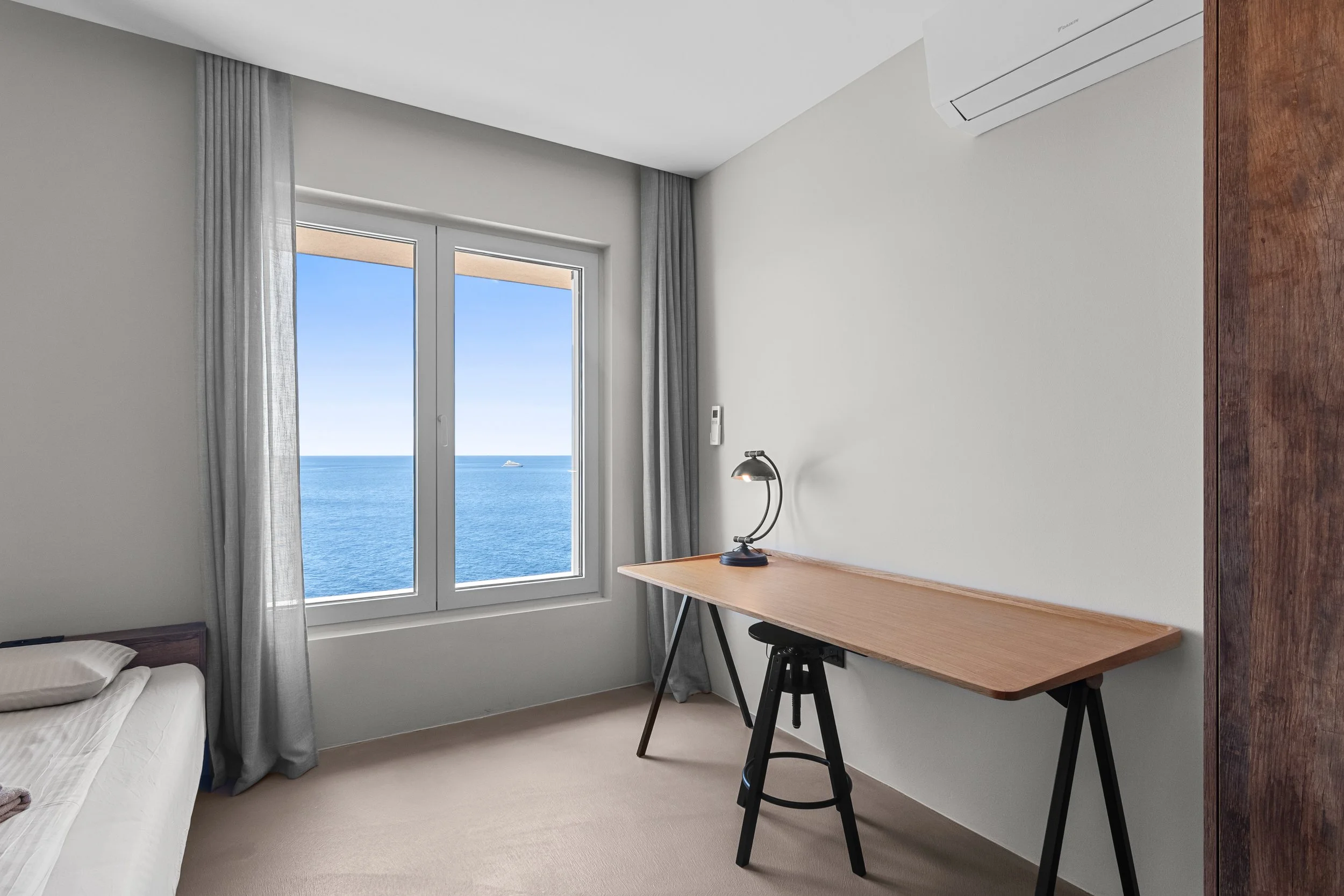 Pogled na more kroz prozor – fotografiranje vila