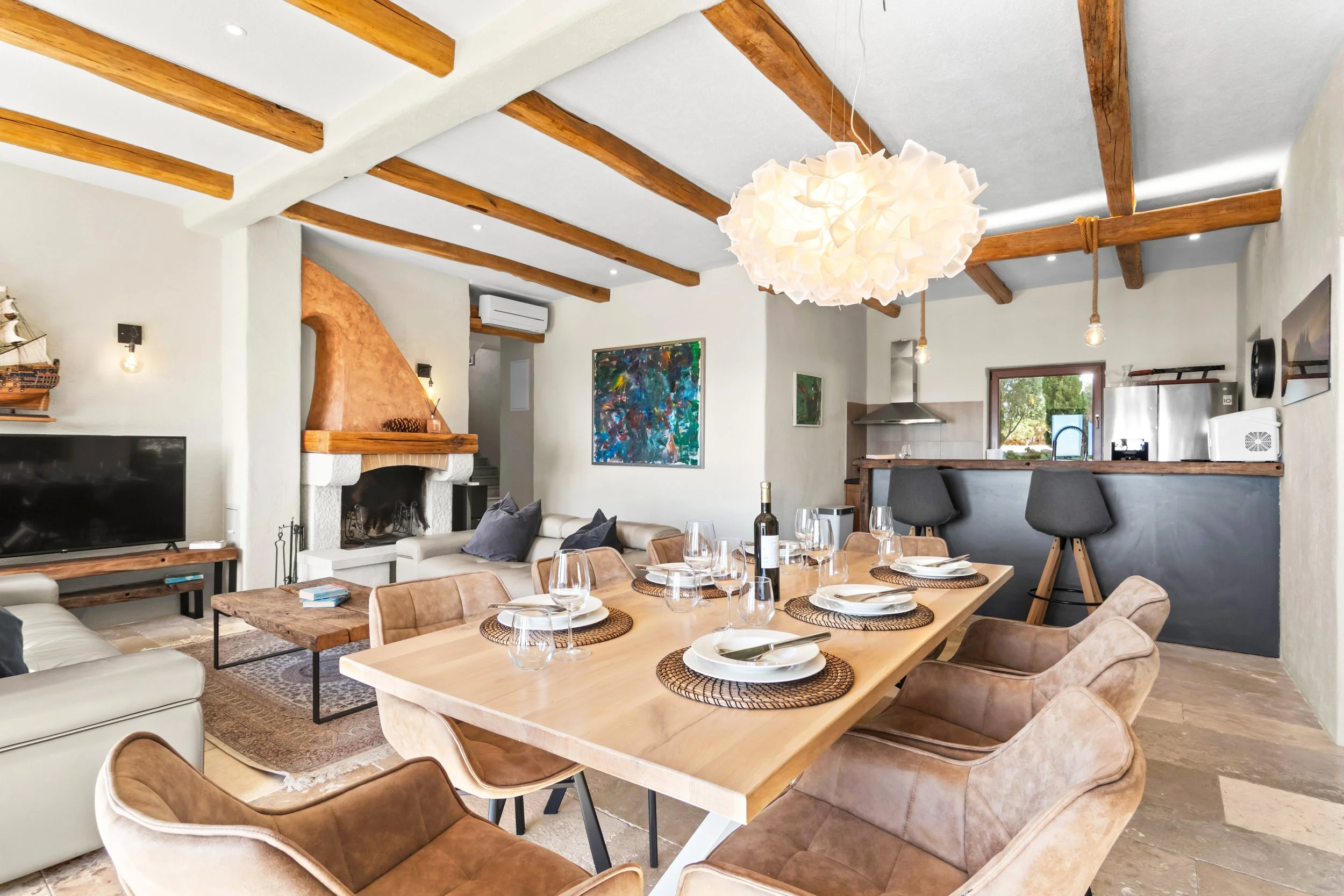 Unutarnja blagovaonica s rustikalnim detaljima 