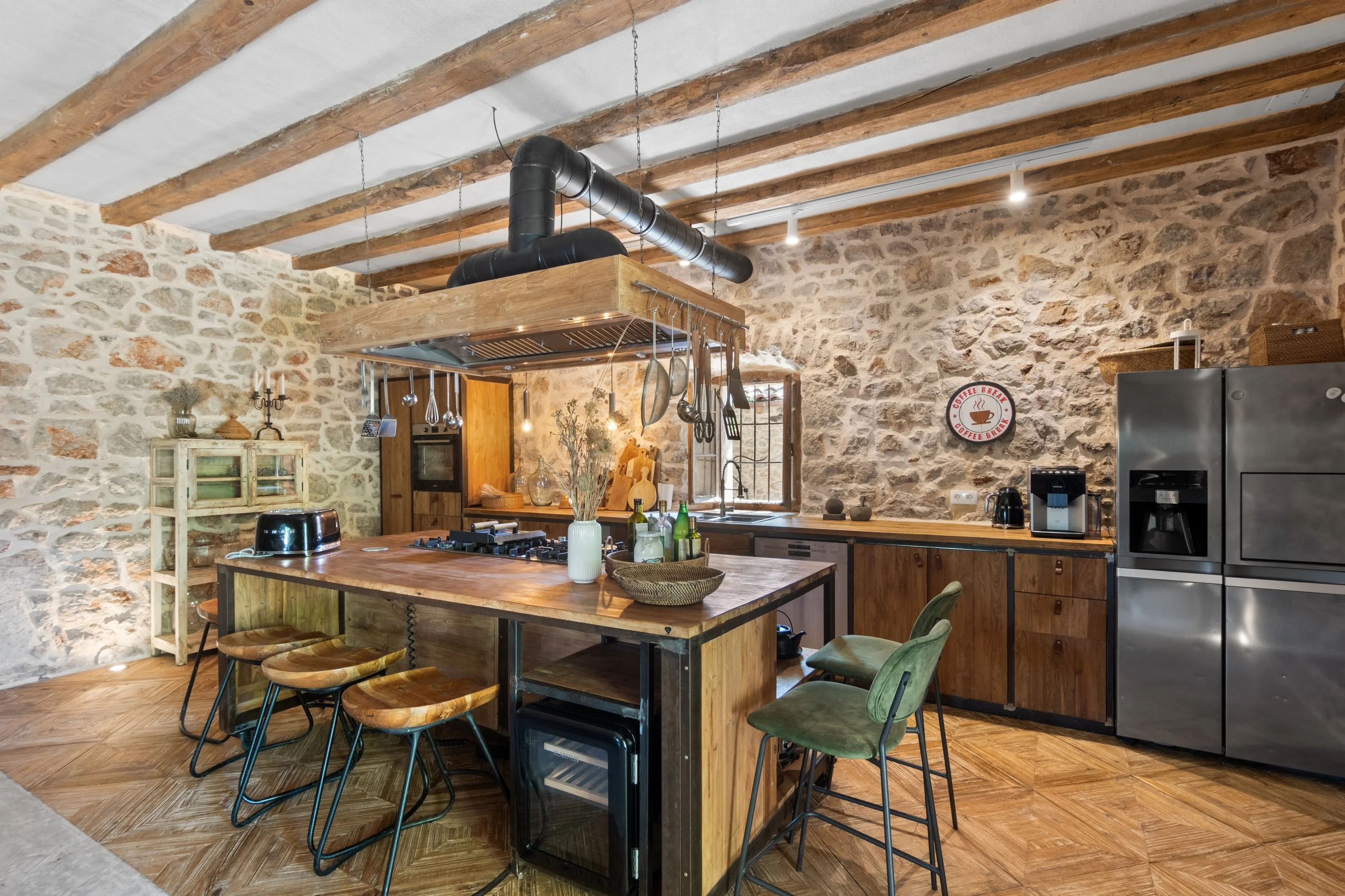 Rustikalna kuhinja s modernim aparatima u vili Oaza Vrbanj