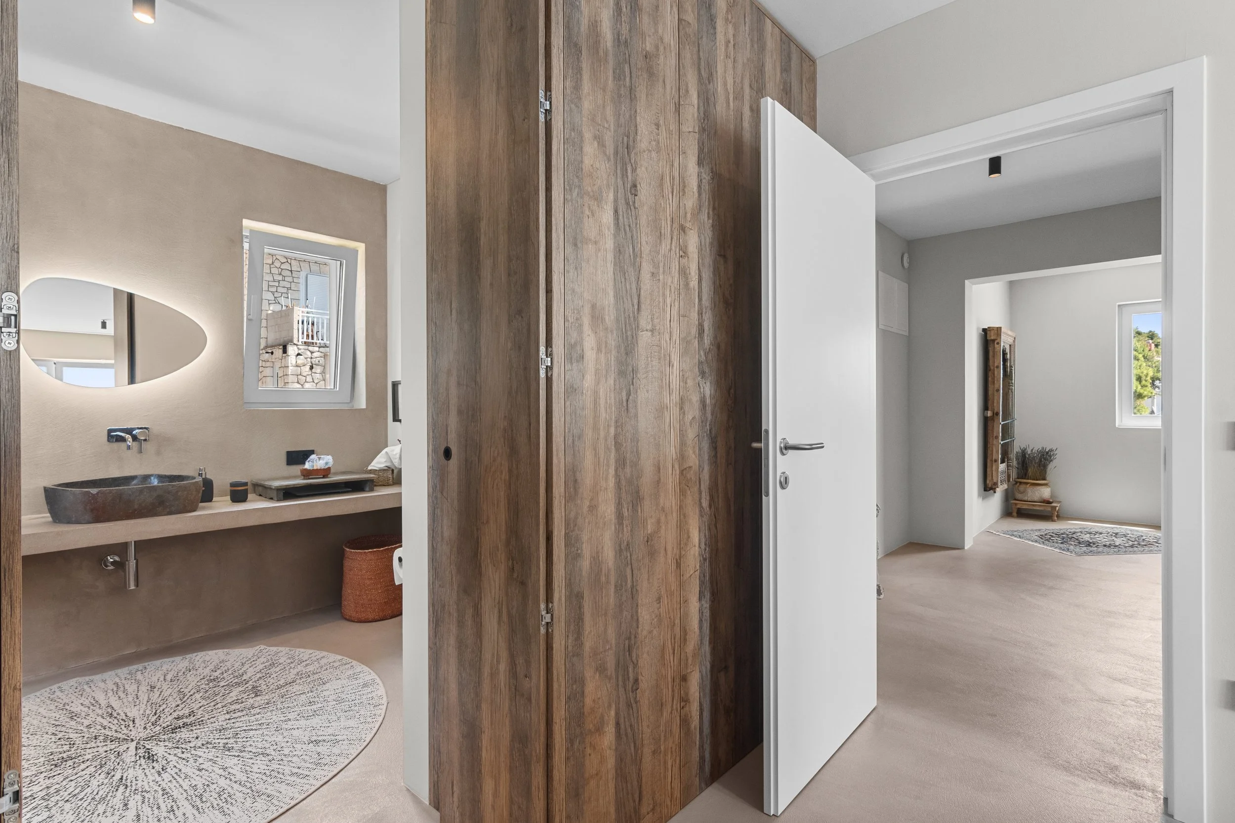 Pogled na kupaoni i hodnik iz mater spavaće sobe vile - slikanje apartmana Hrvatska