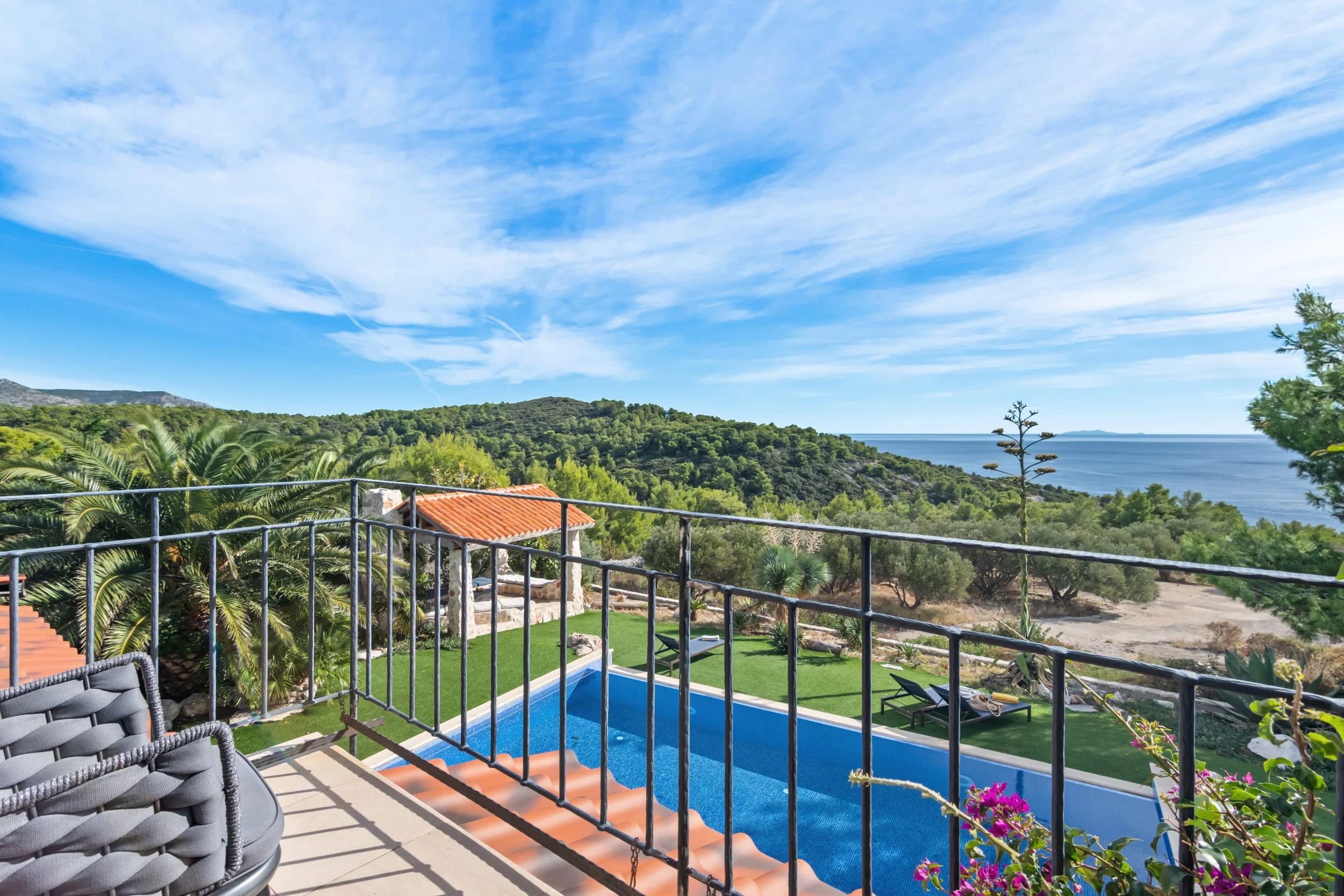 Vanjska terasa s pogledom na pergolu i more 