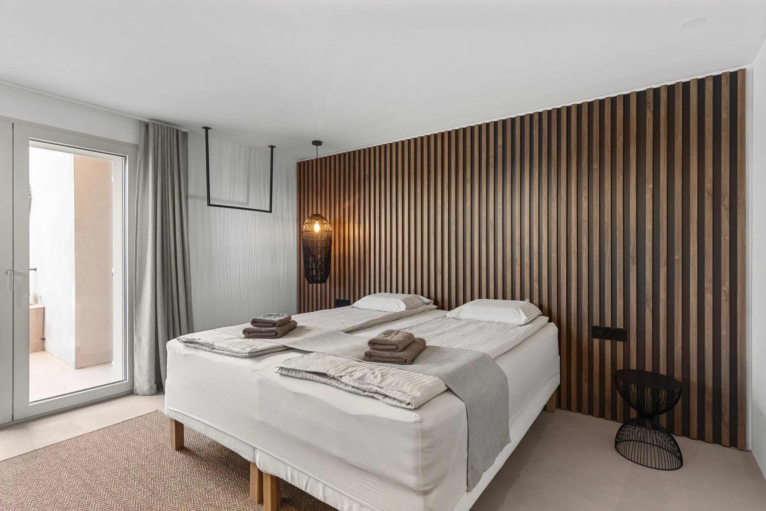 Bračni krevet u prizemlju vile – profesionalno fotografiranje nekretnina