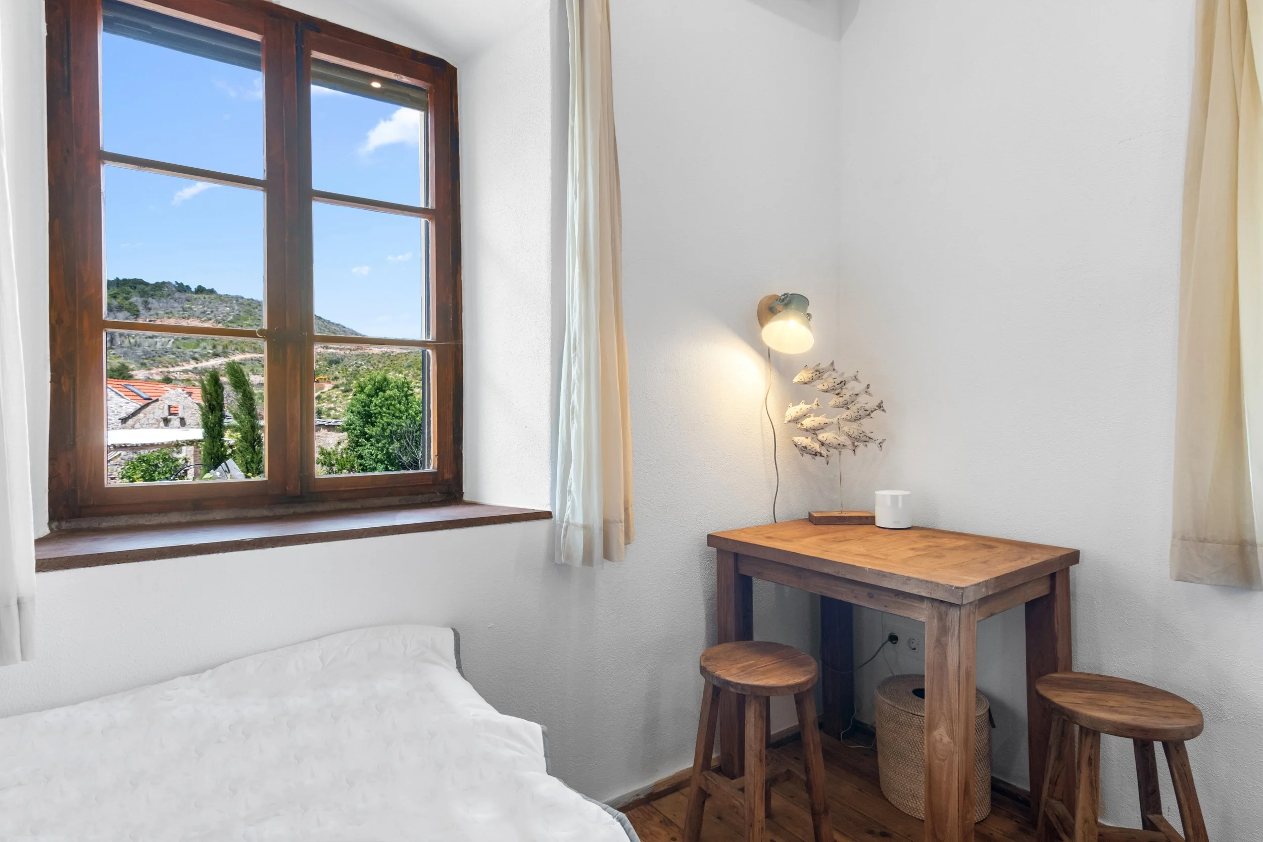 Rustikalni stol u spavaćoj sobi u vili Oaza Vrbanj