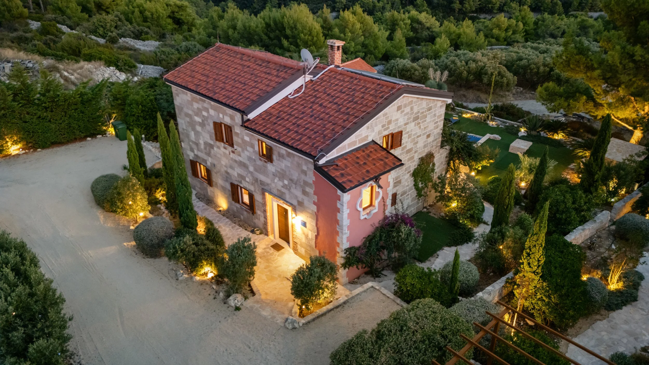 Zeleni vrt oko vile noću