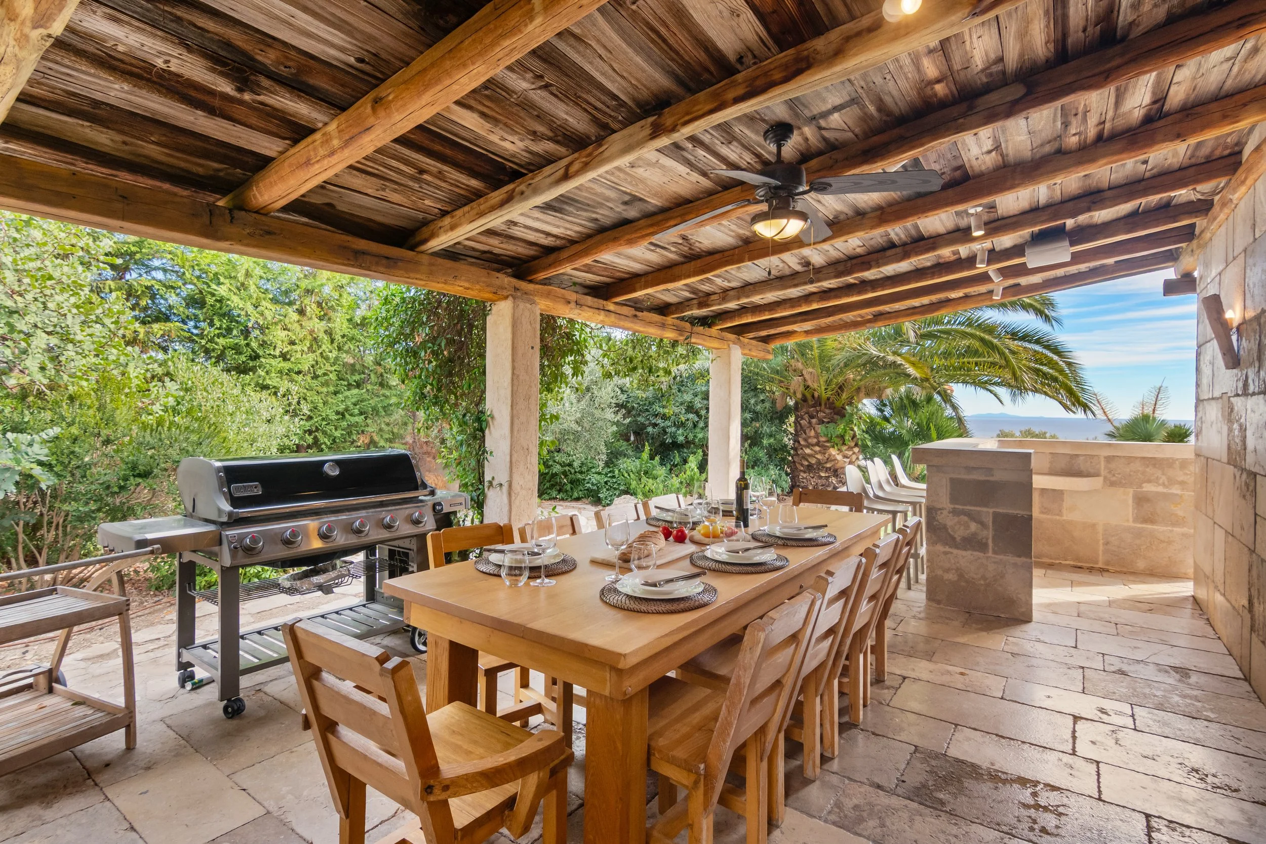 Vanjska kuhinja s pergolom i roštiljem