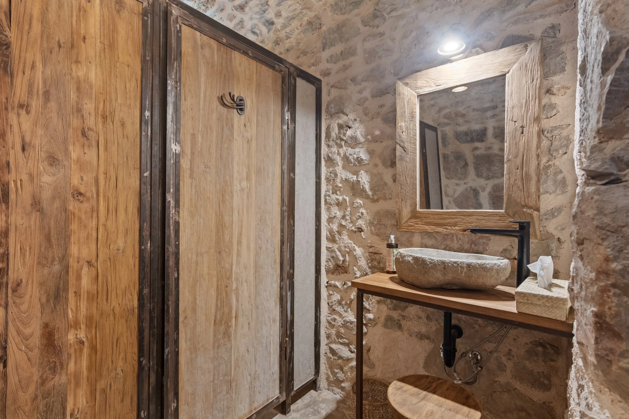 Rustikalni zahod s elementima od kamena i drva