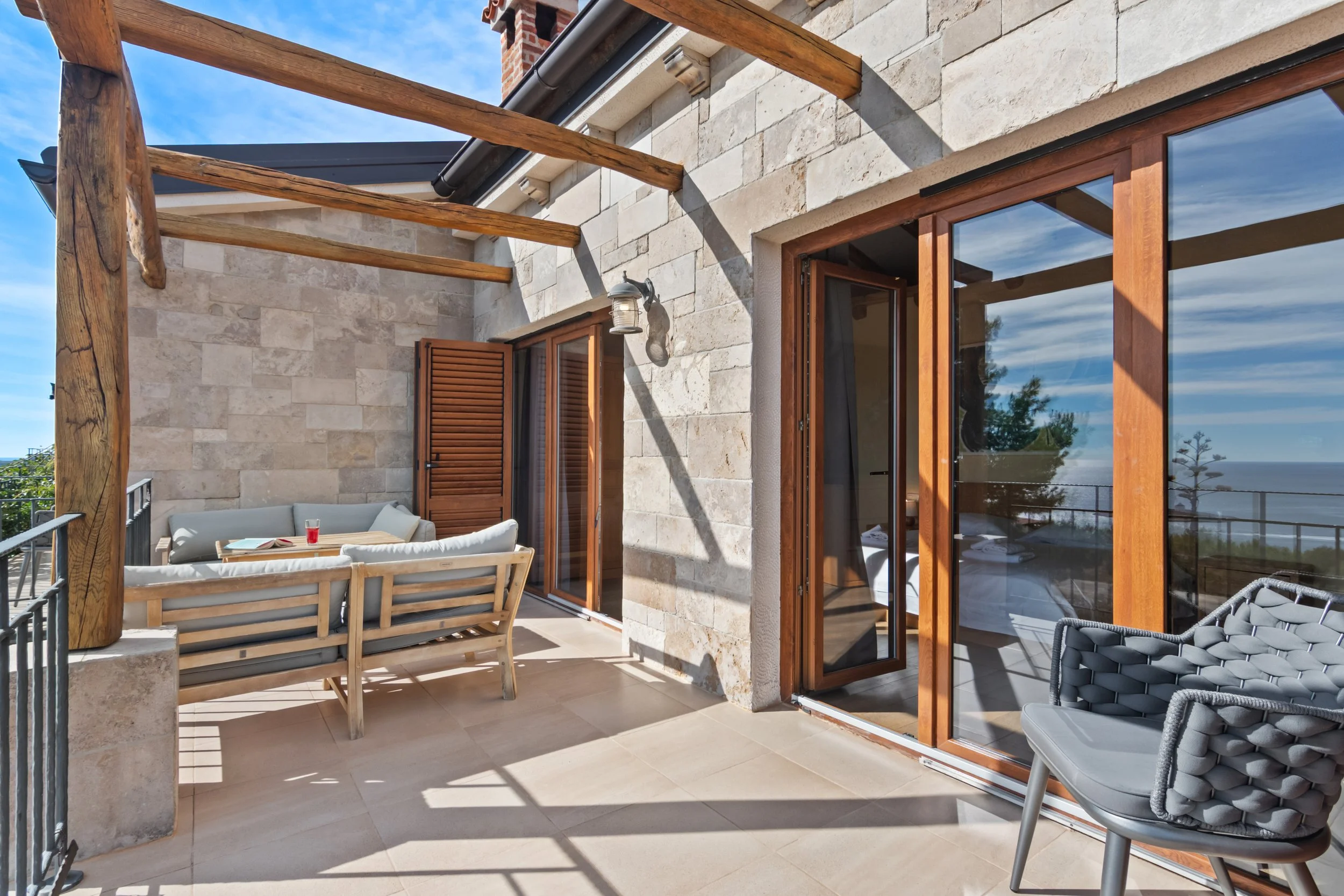 Vanjska terasa za blagovanje s pogledom na more na otoku Hvaru