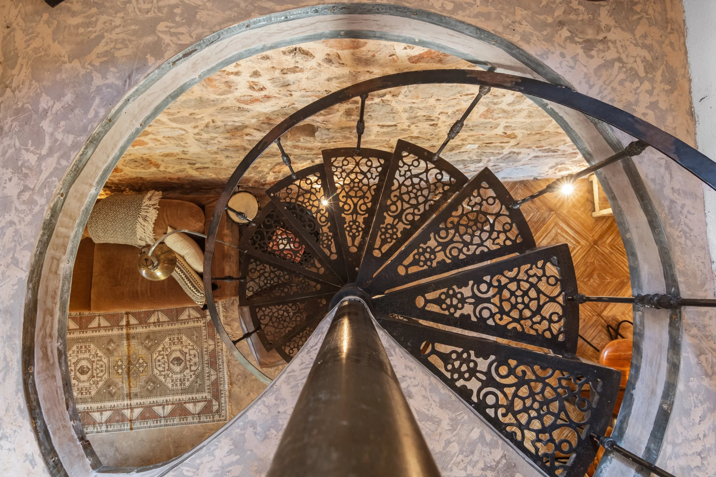 Rustikalne stepenice koje povezuju sobe na katu s dnevnim boravkom i kuhinjom u vili Oaza Vrbanj