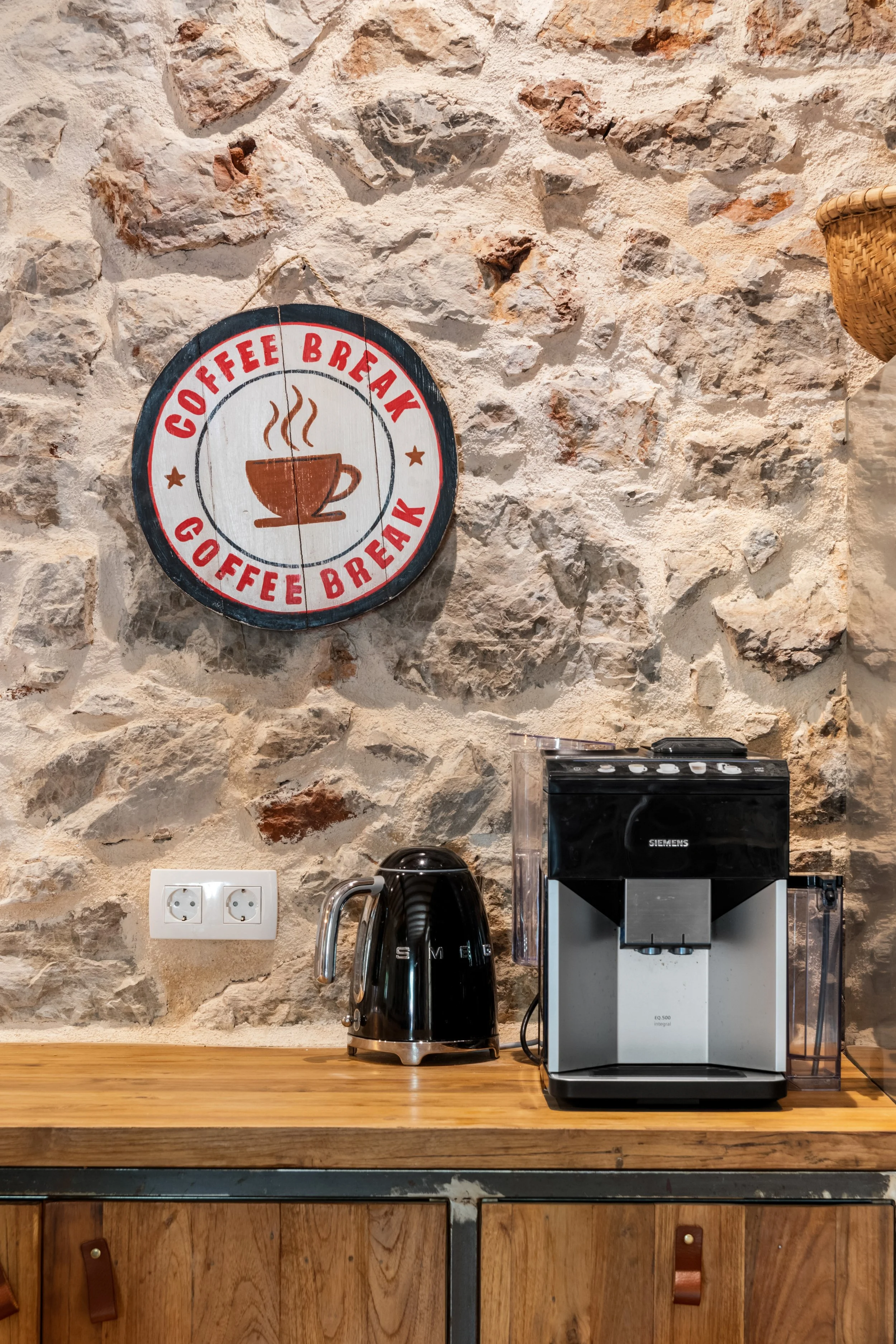 Rustikalna kuhinja s aparatom za kavu u vili Oaza Vrbanj