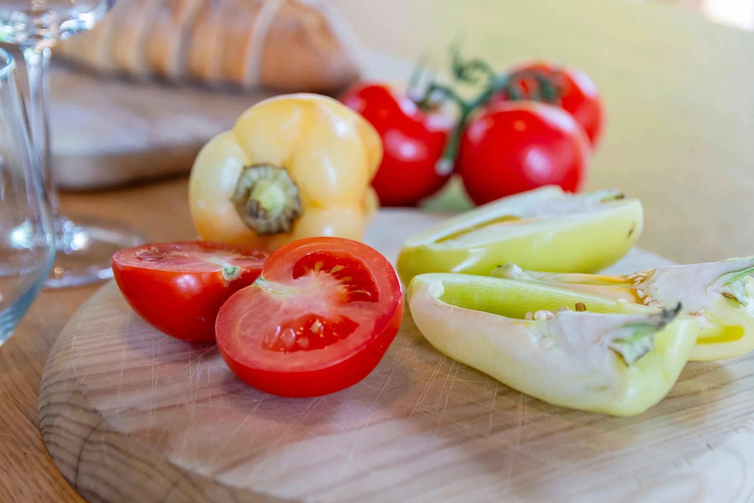 Detalji na stolu vanjske kuhinje u vili Galapagos na otoku Hvaru