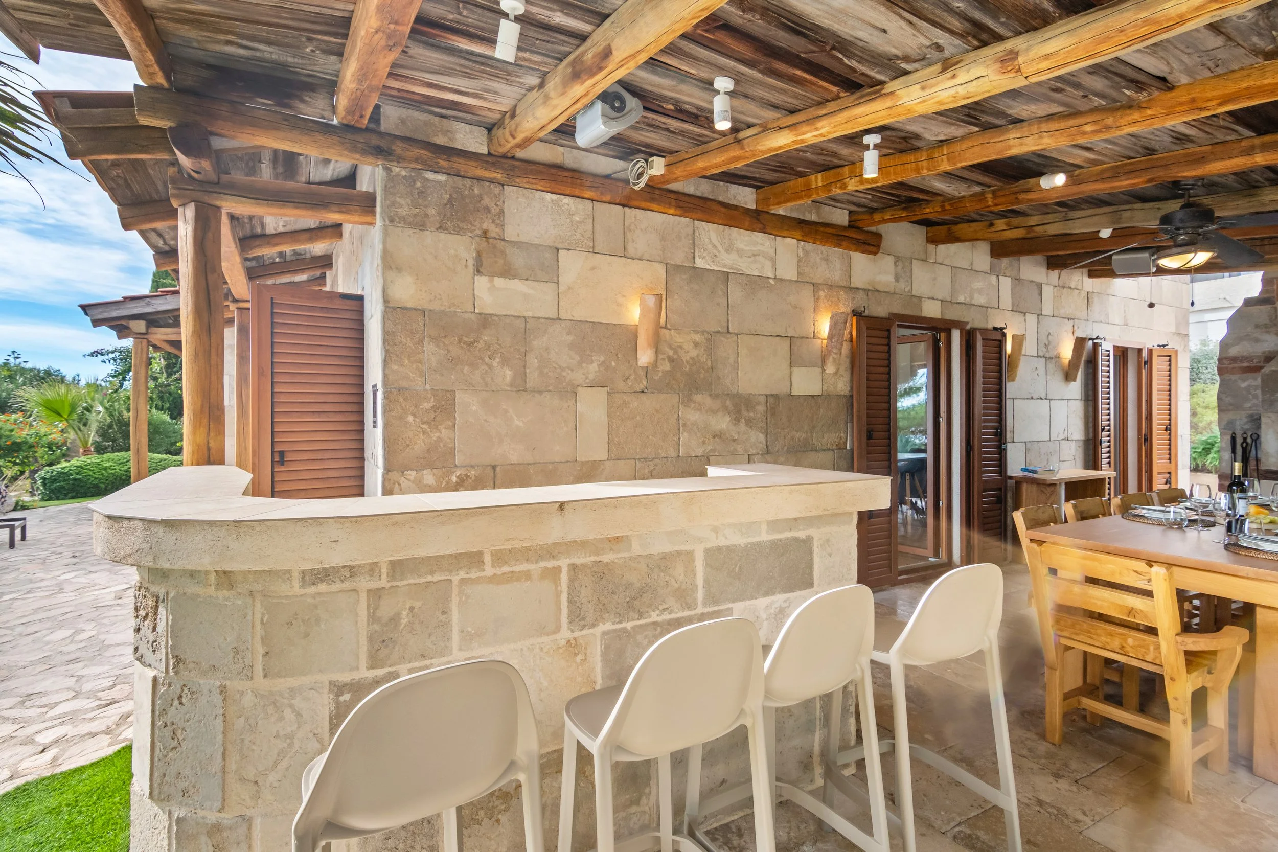 Bar uz vanjsku kuhinju vile Galapagos Hvar