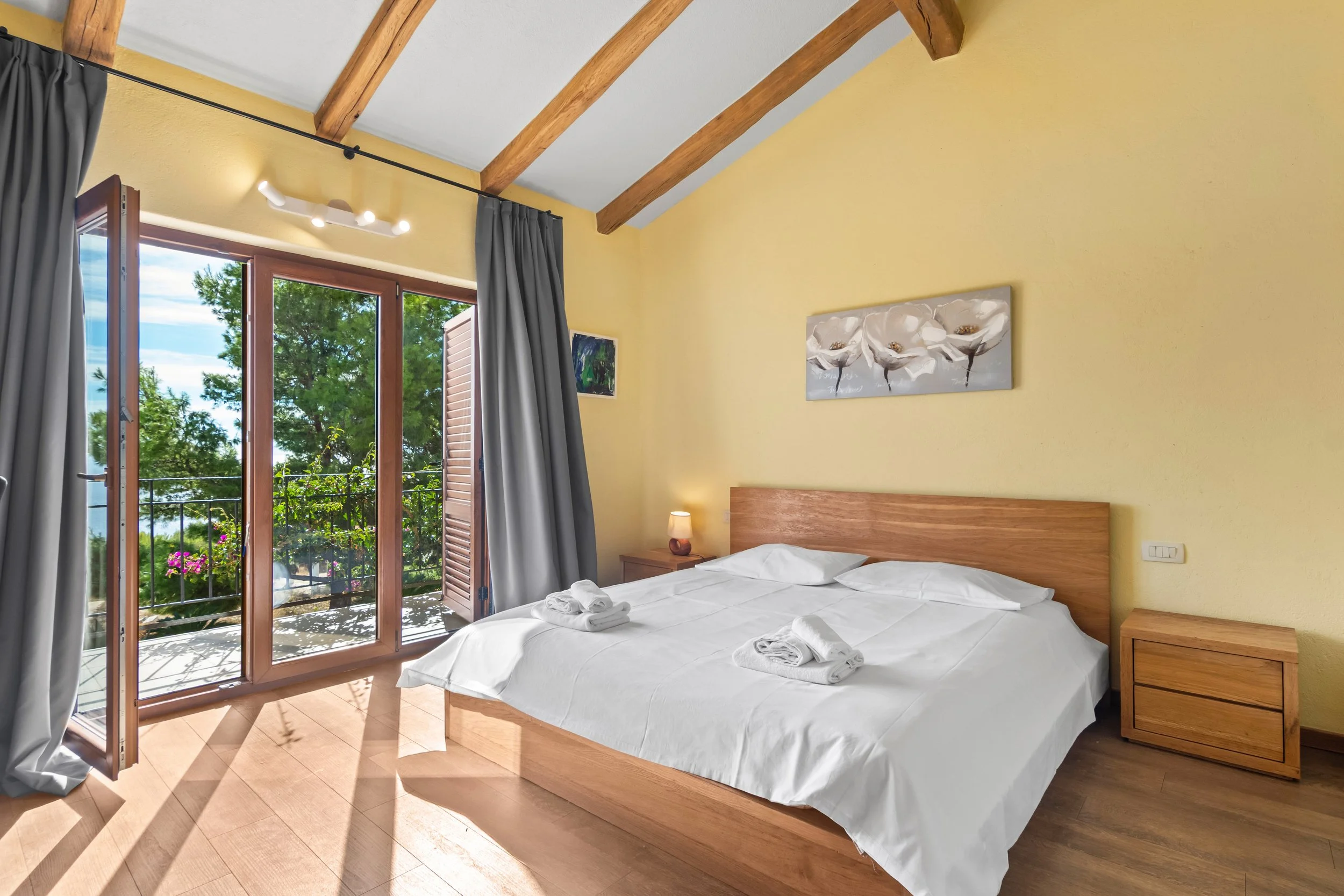 Otvoreni dnevni prostor s izlazom na terasu 