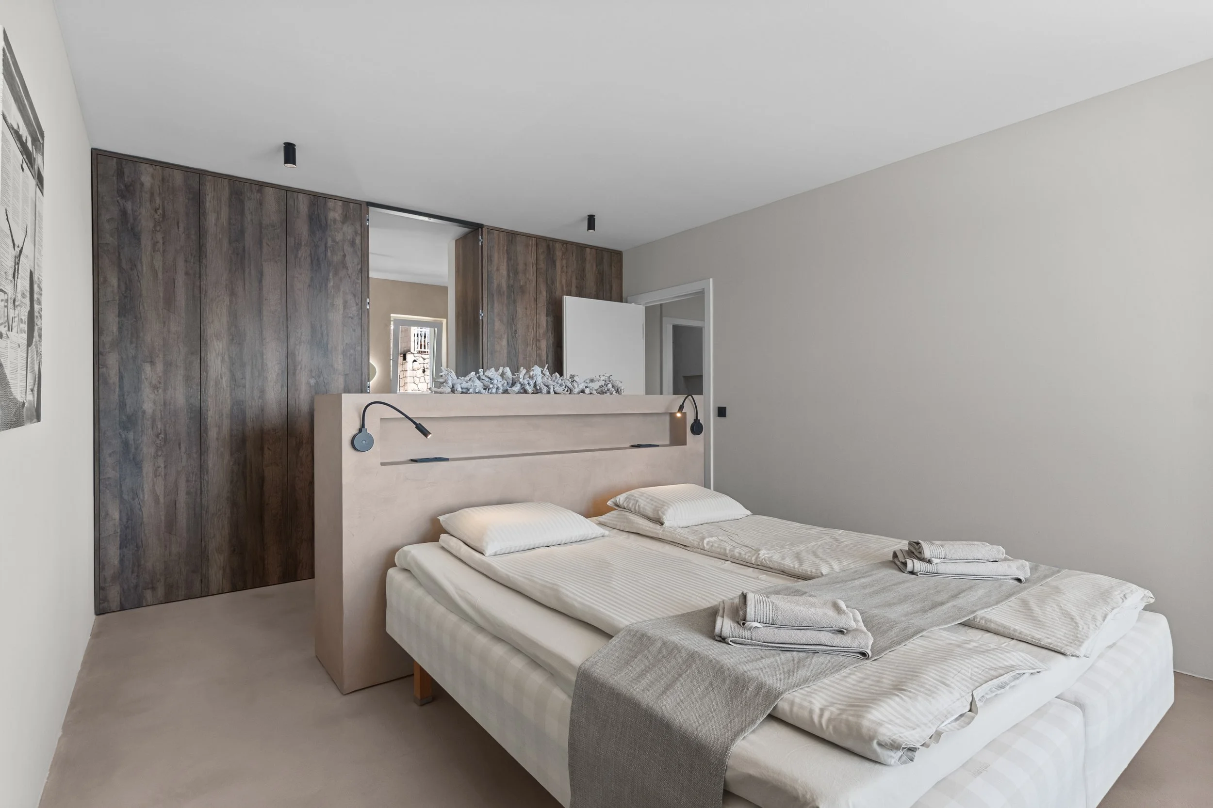 Bračni krevet u master spavaćoj sobi vile - slikanje apartmana i vila Hvar