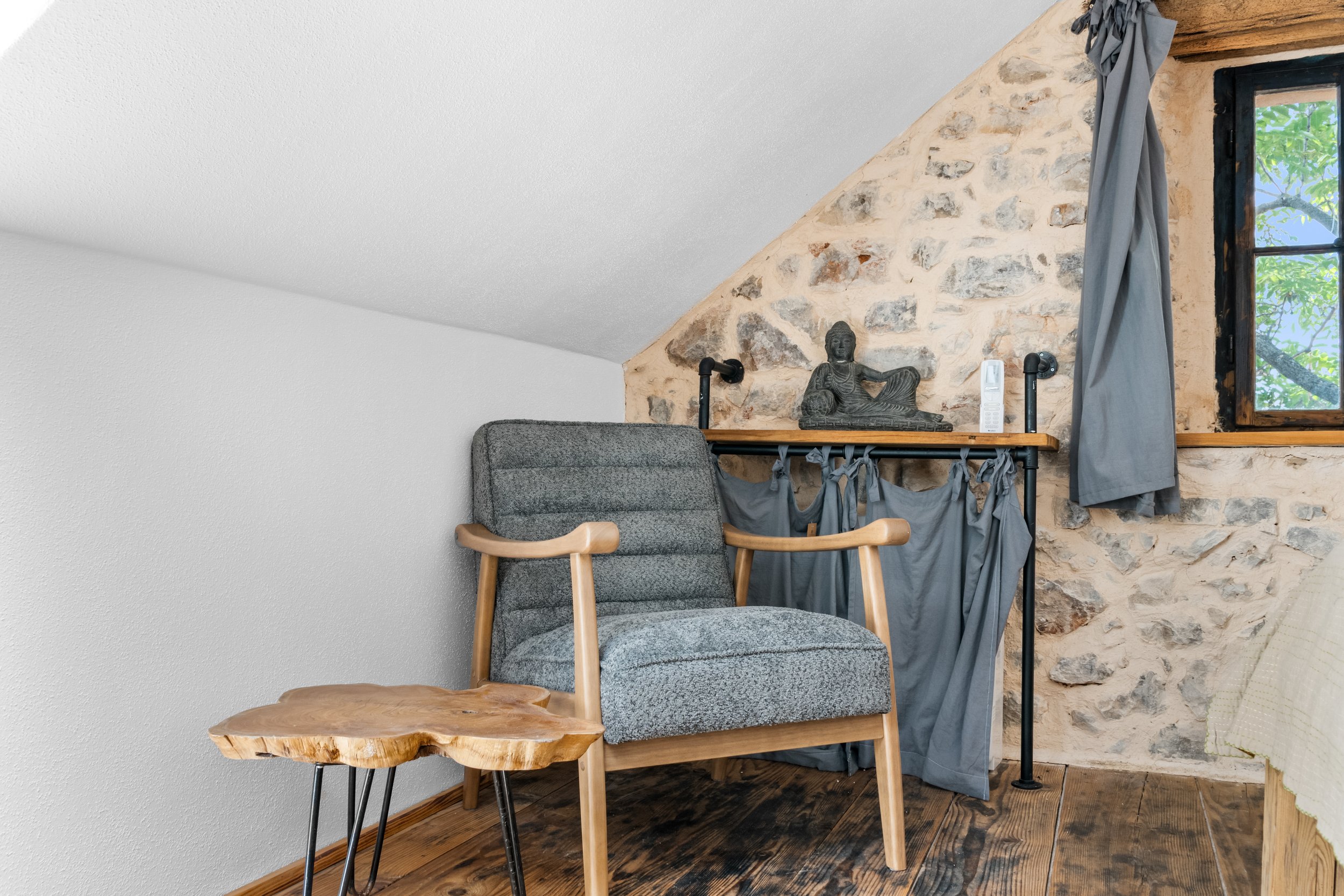 Autentična dalmatinska arhitektura u sobi rustikalne vile Oaza na Hvaru