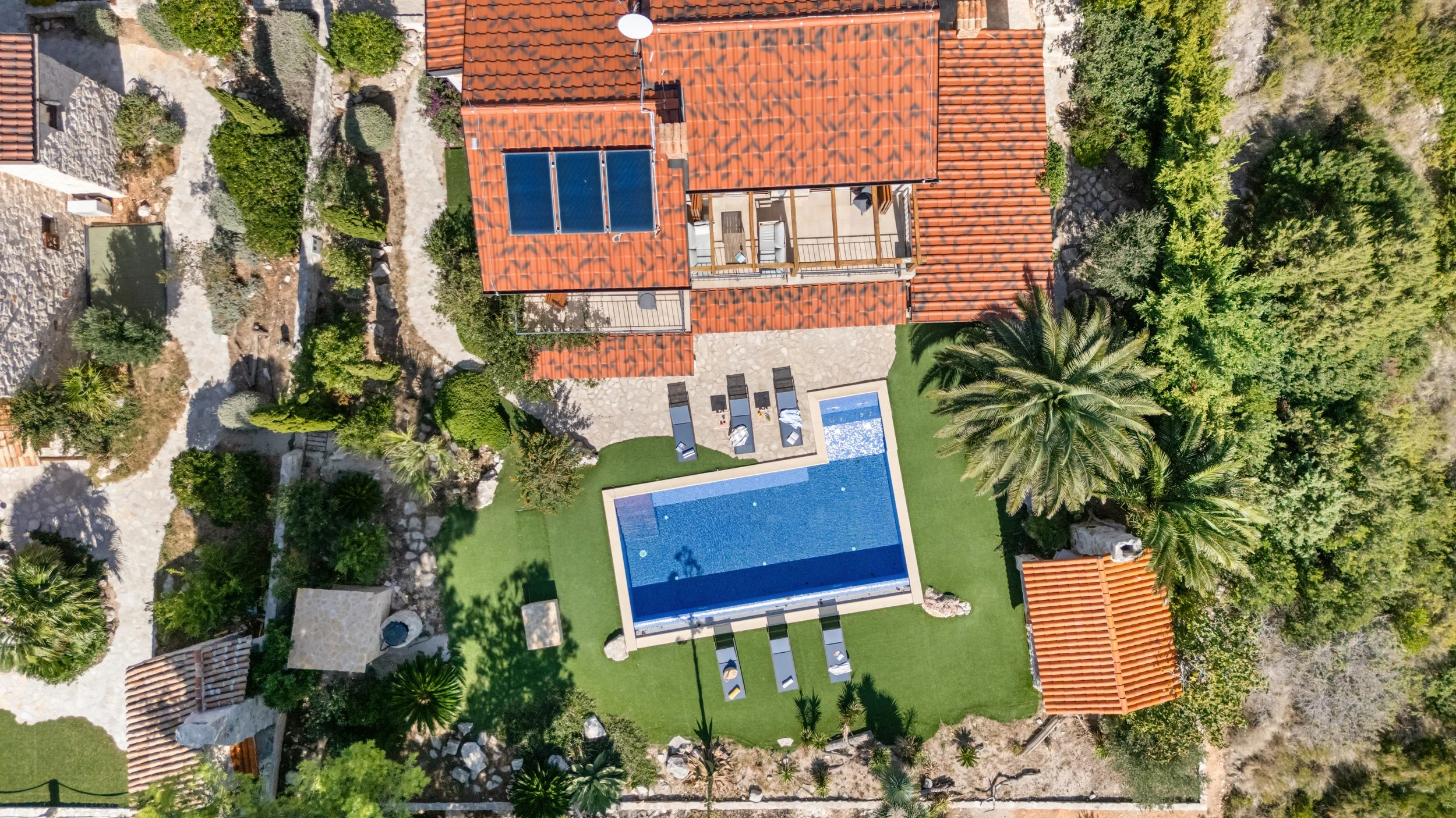 Pogled iz zraka na vilu Galapagos i bazen