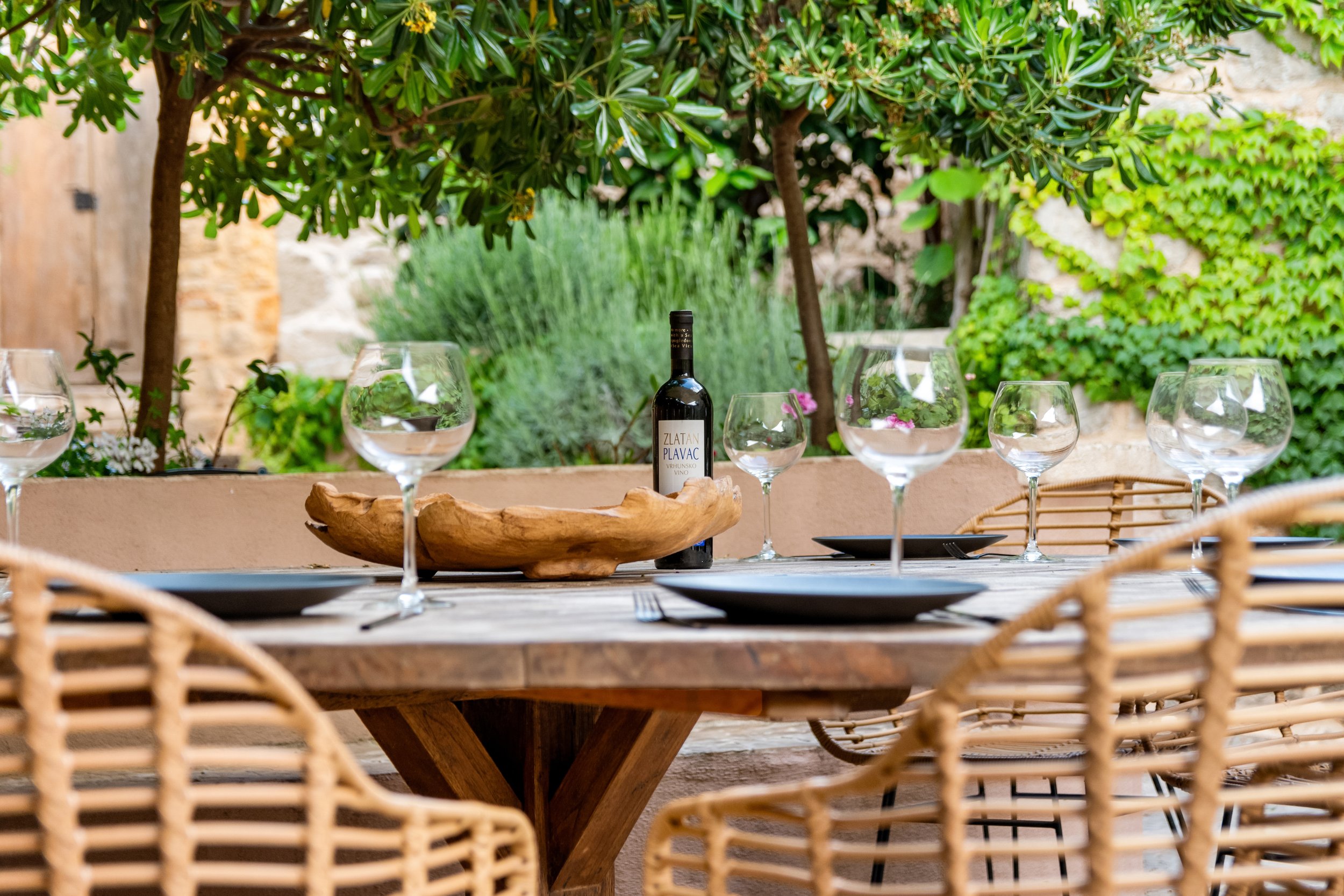 Vanjski blagovaonski stol u dvorištu vile Oaza Vrbanj Hvar