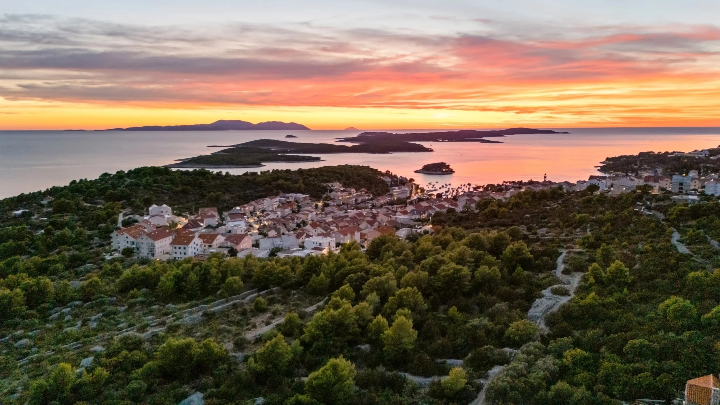 Pogled iz zraka na Paklene otoke i more uz zalazak sunca