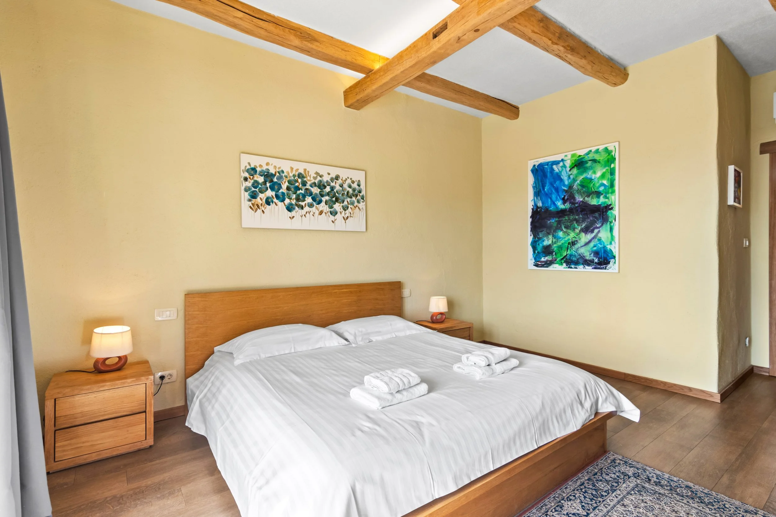 Elegantna spavaća soba s king size krevetom 