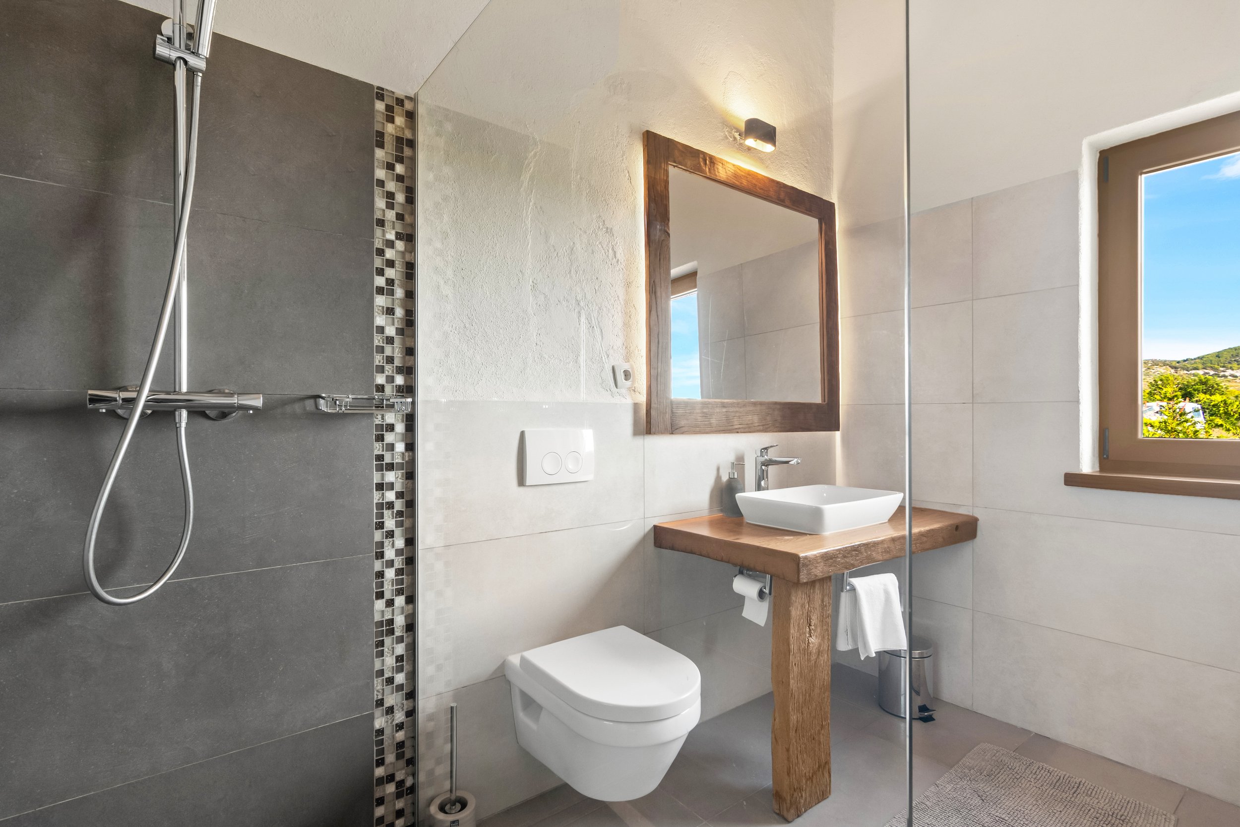 Moderan interijer kupaonice s mediteranskim stilom 