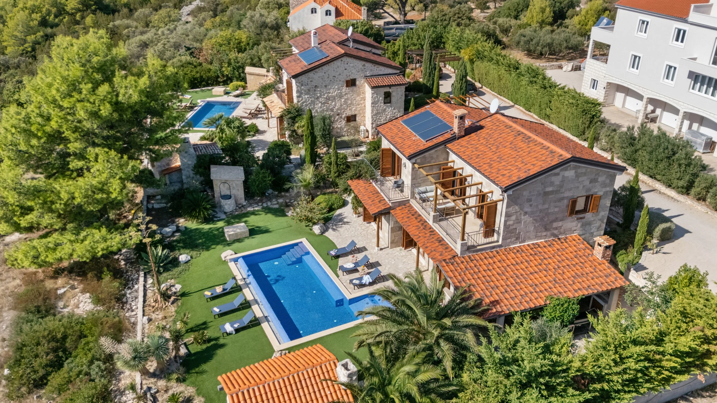 Luksuzna Villa Galapagos na Hvaru s bazenom i palmama