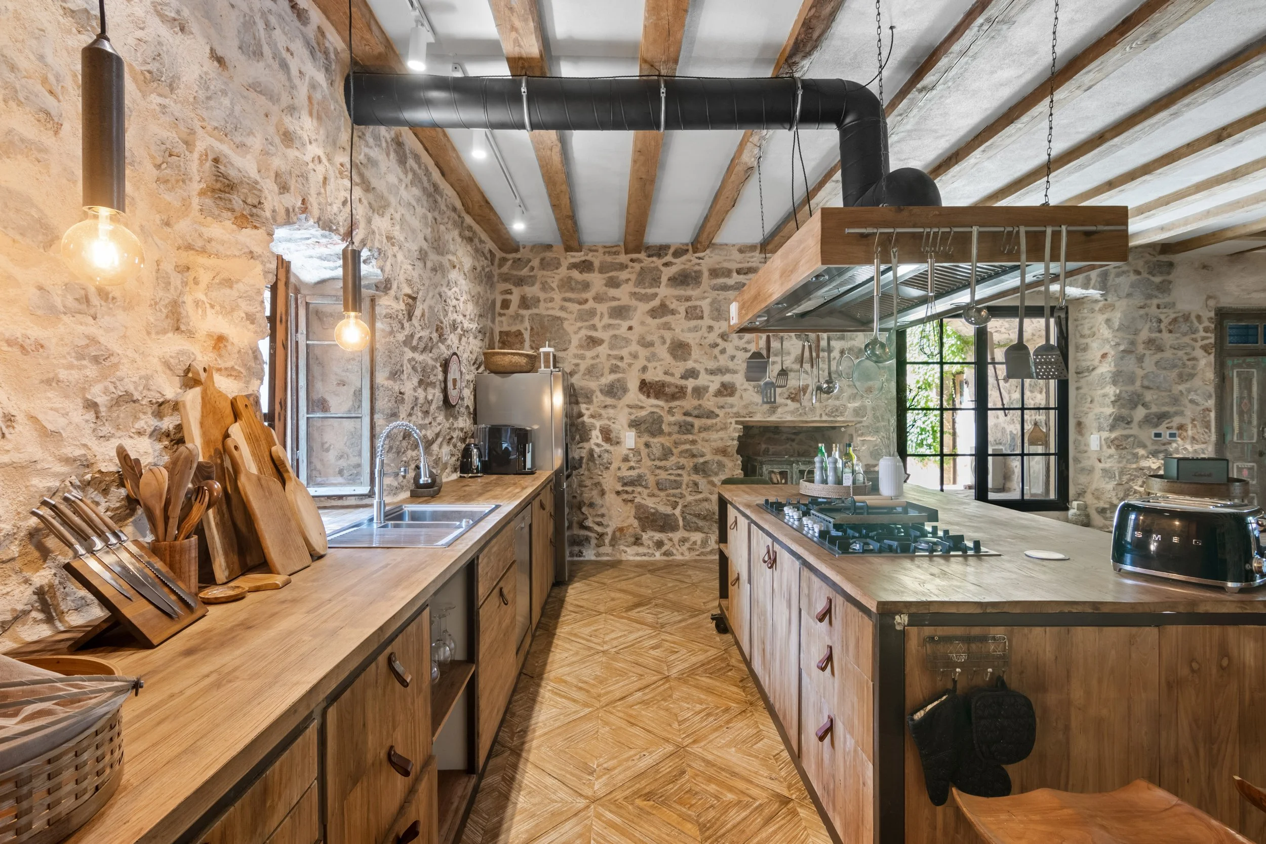 Rustikalna kuhinja u vili Oaza Vrbanj