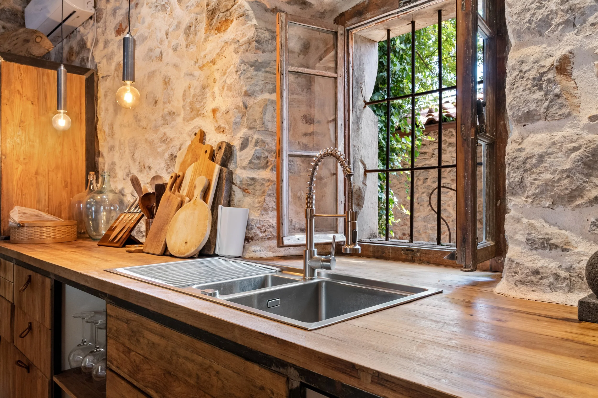 Rustikalna kuhinja s pogledom u dvorište u vili Oaza Vrbanj