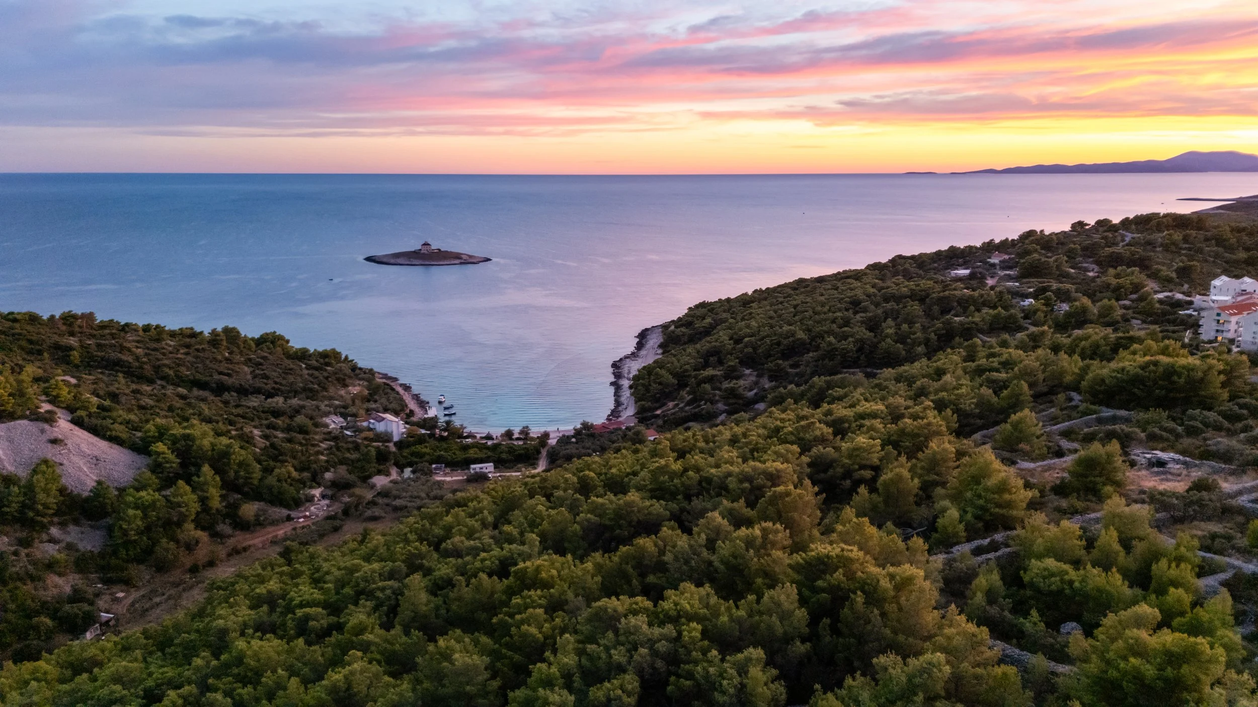Pogled iz zraka Pokonji dol uz zalazak sunca