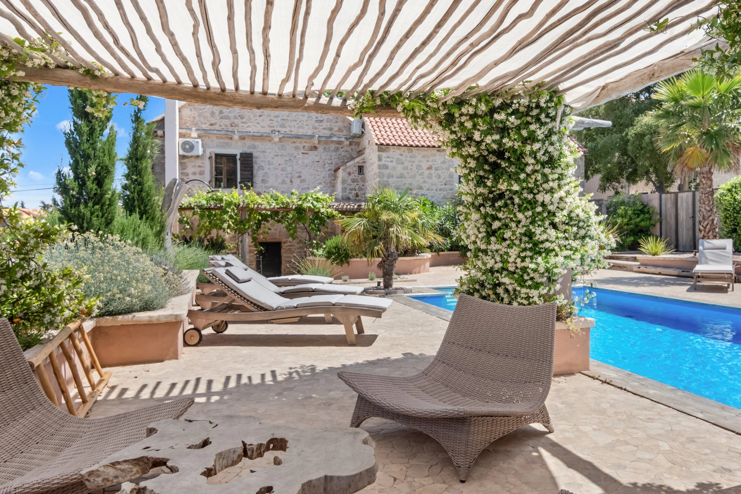 Prostor oko bazena s ležaljkama u vili Oaza Vrbanj Hvar