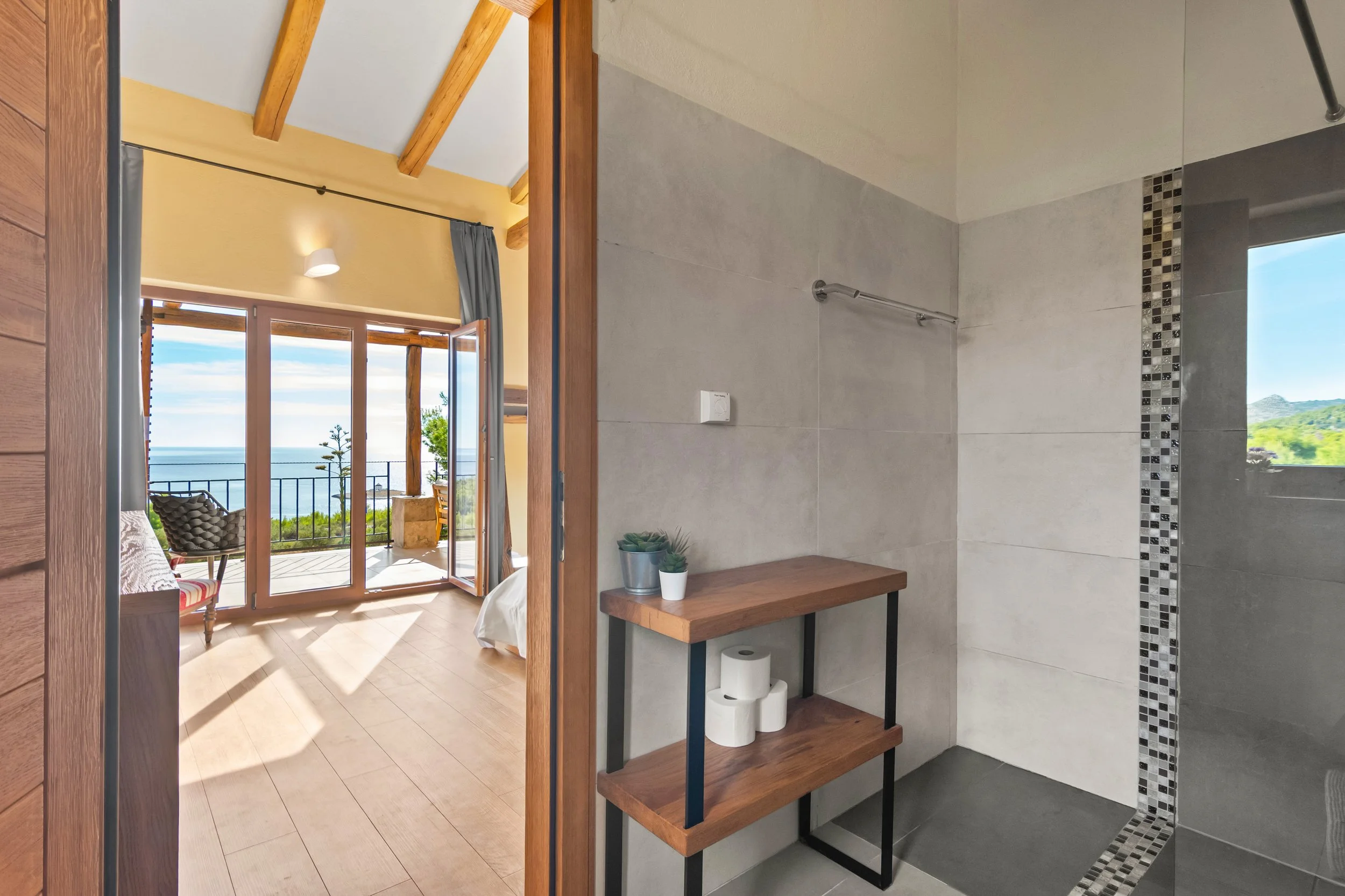 Pogled iz kupaonice na terasu i Jadransko more