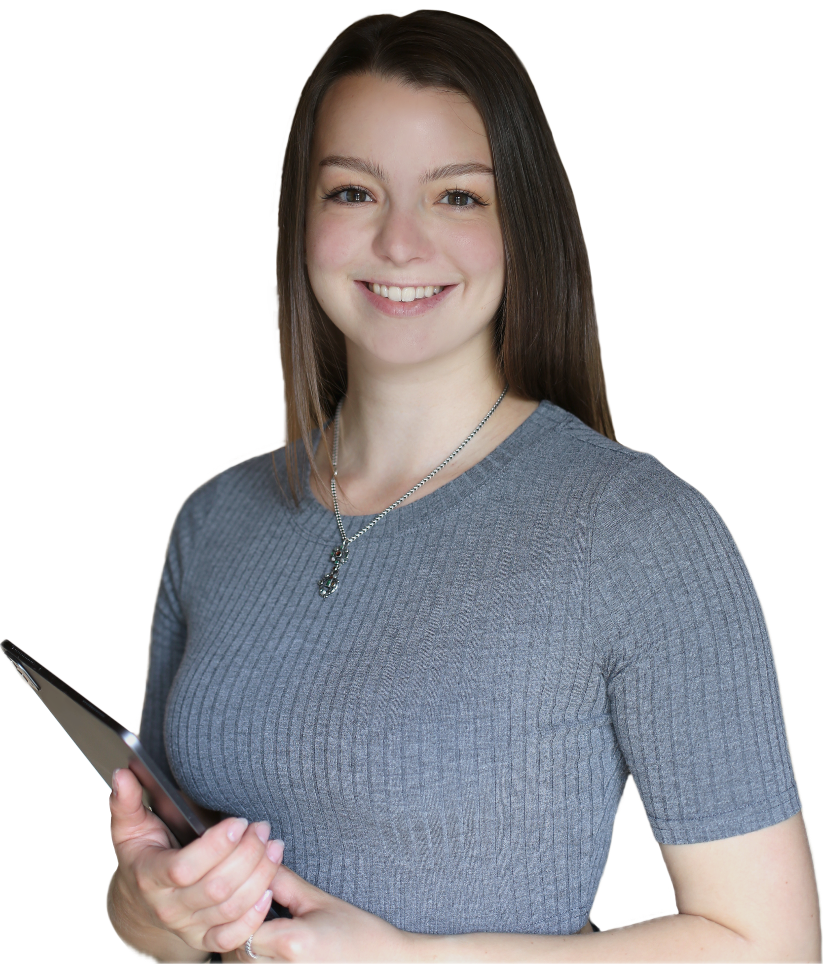 Eine junge Frau mit braunem Haar, im grauen T-Shirt, hält ein iPad in der Hand und lächelt in die Kamera.