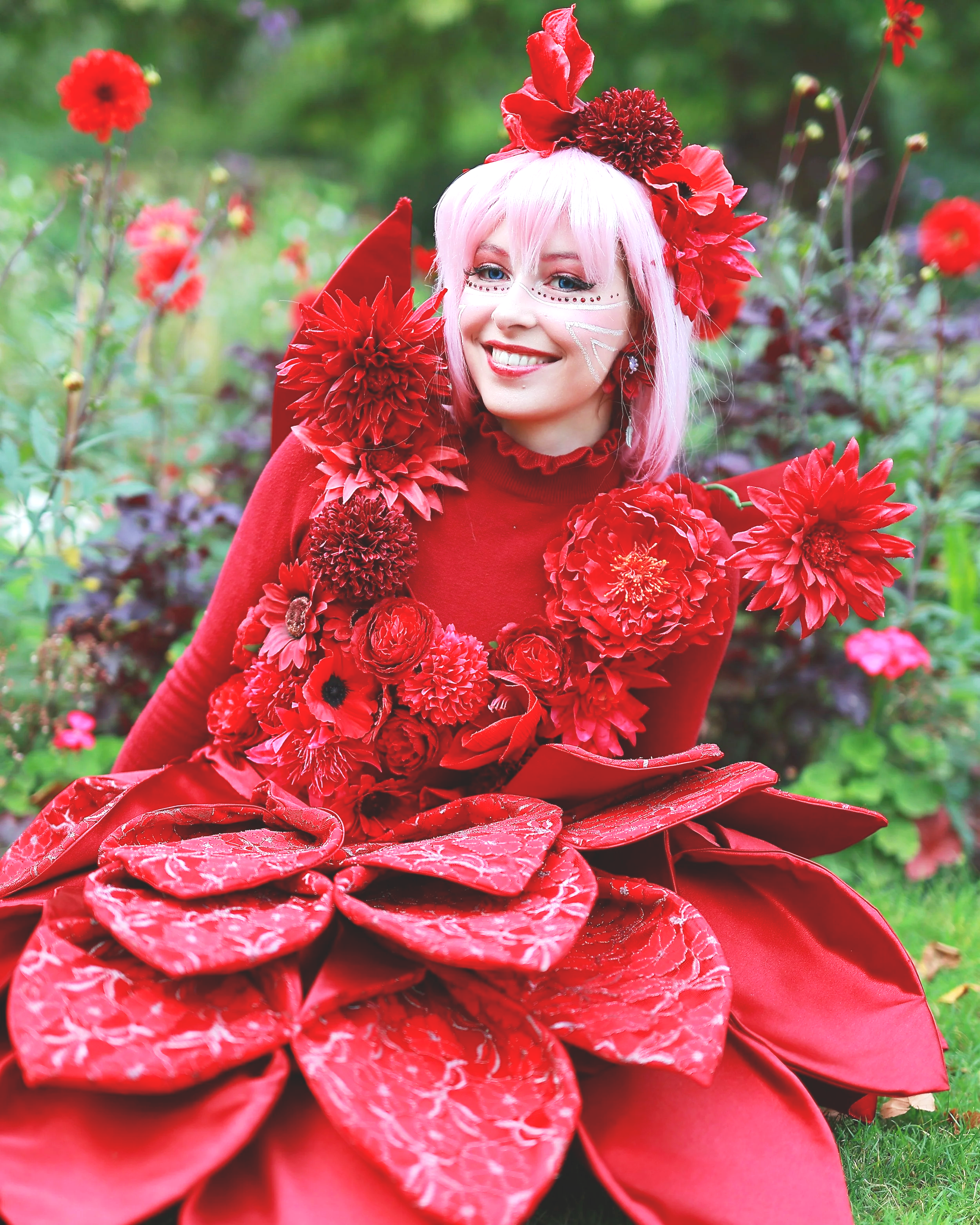 Femme déguisée en Belle version Rose couleur rouge écarlate cosplay cosplayeuse cosplayer gaming anime film d'animation manga