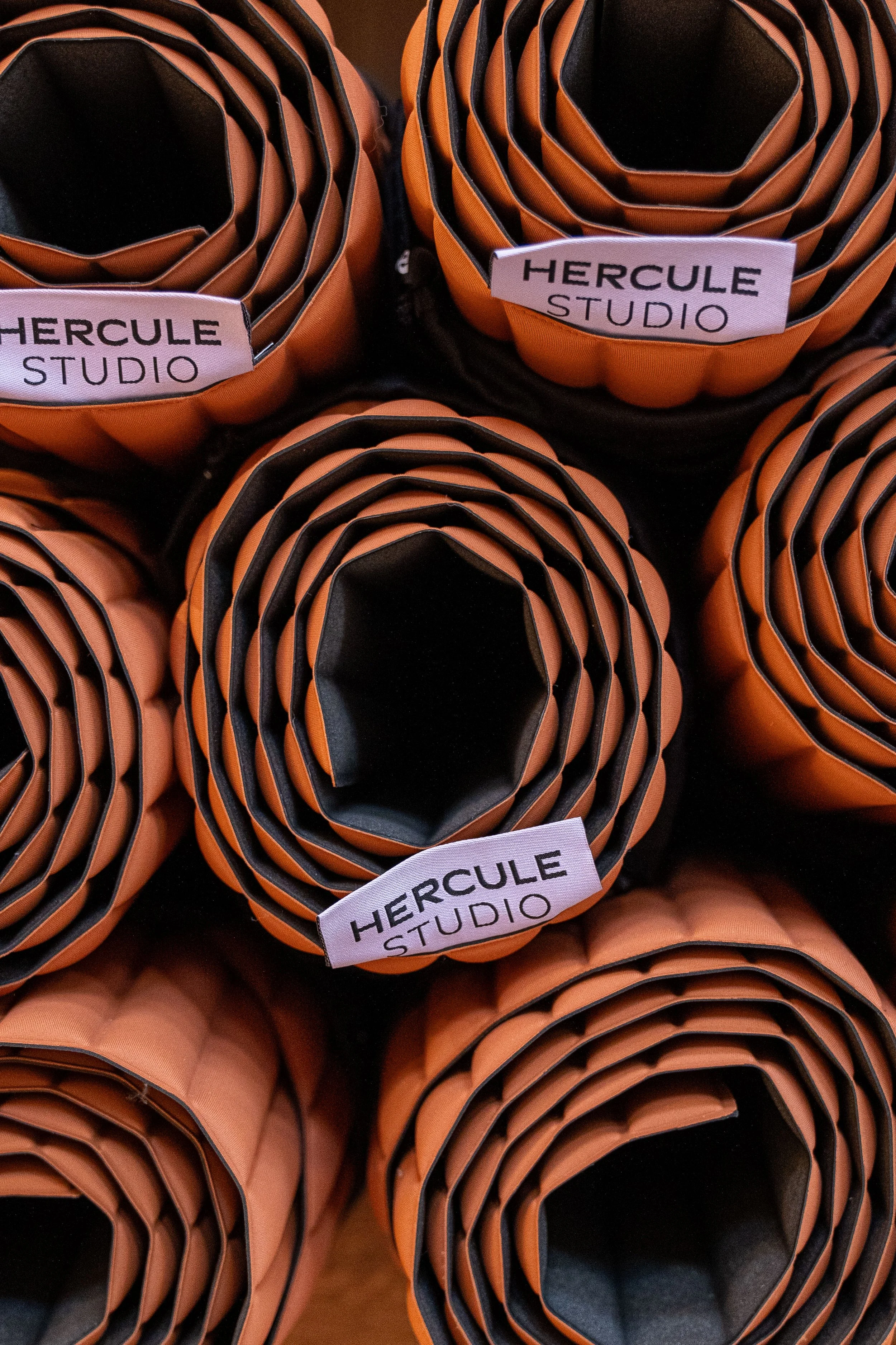 représentation de tapis d'exercice Pilates mat les uns sur les autres de la couleur terracota de la marque Hercule Studio