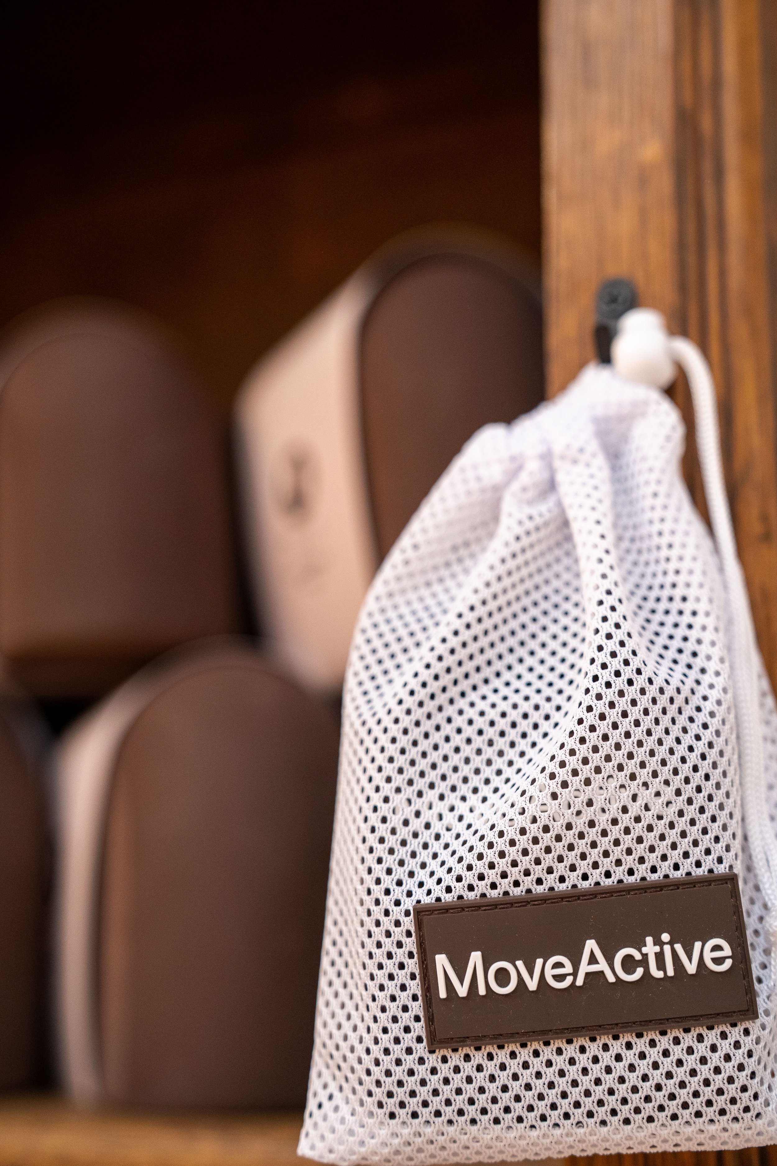 Petit pochon de la marque Move Active avec des accessoires de Yoga et Pilates à l'intérieur