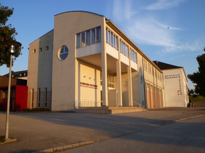Schloss_Dachsberg_(Prambachkirchen)-Gymnasium_1.jpg