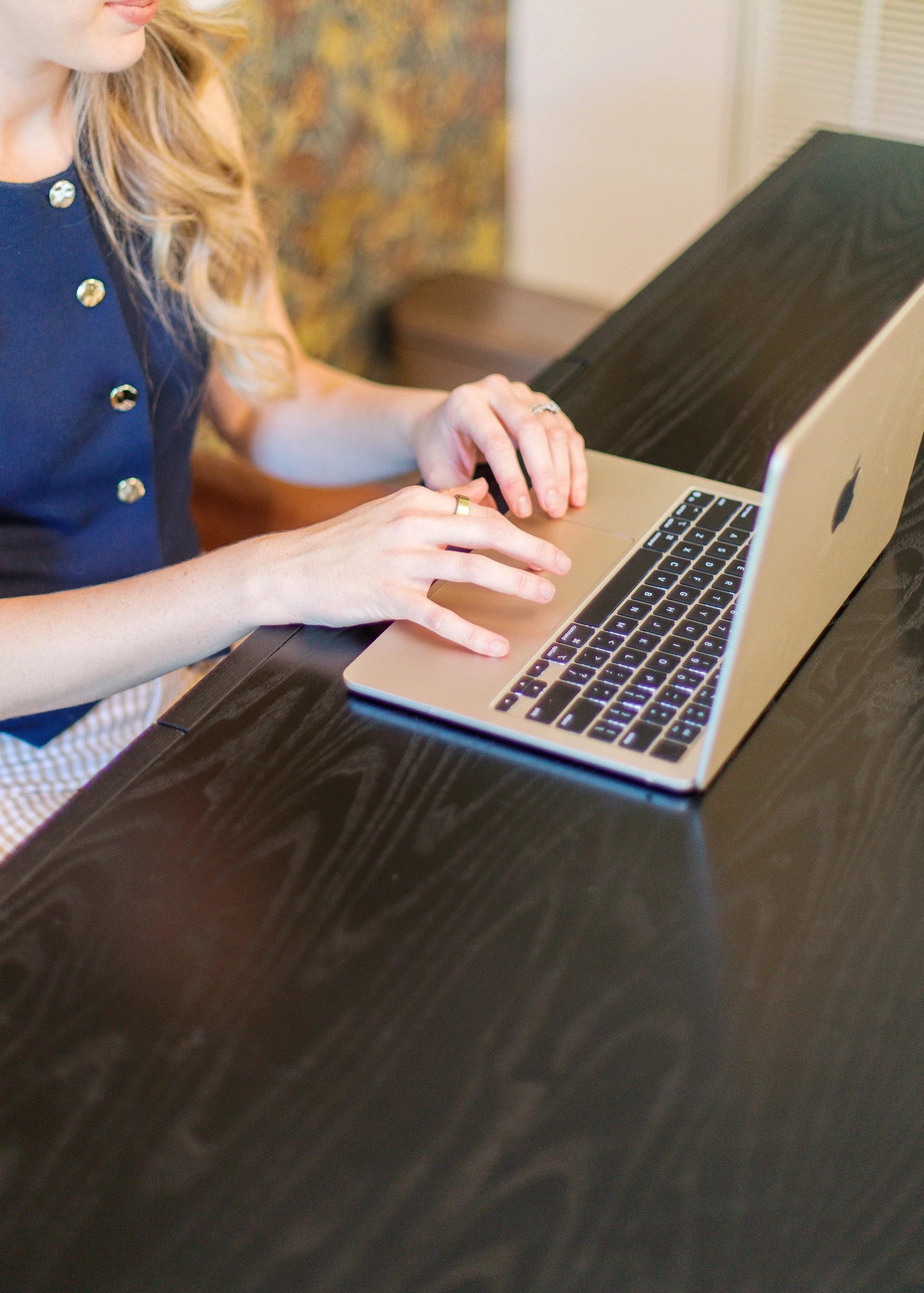 Pelvic floor therapist at Everbloom Pelvic Health in Sanford, NC providing virtual support and online scheduling for women’s pelvic health and postpartum care.
