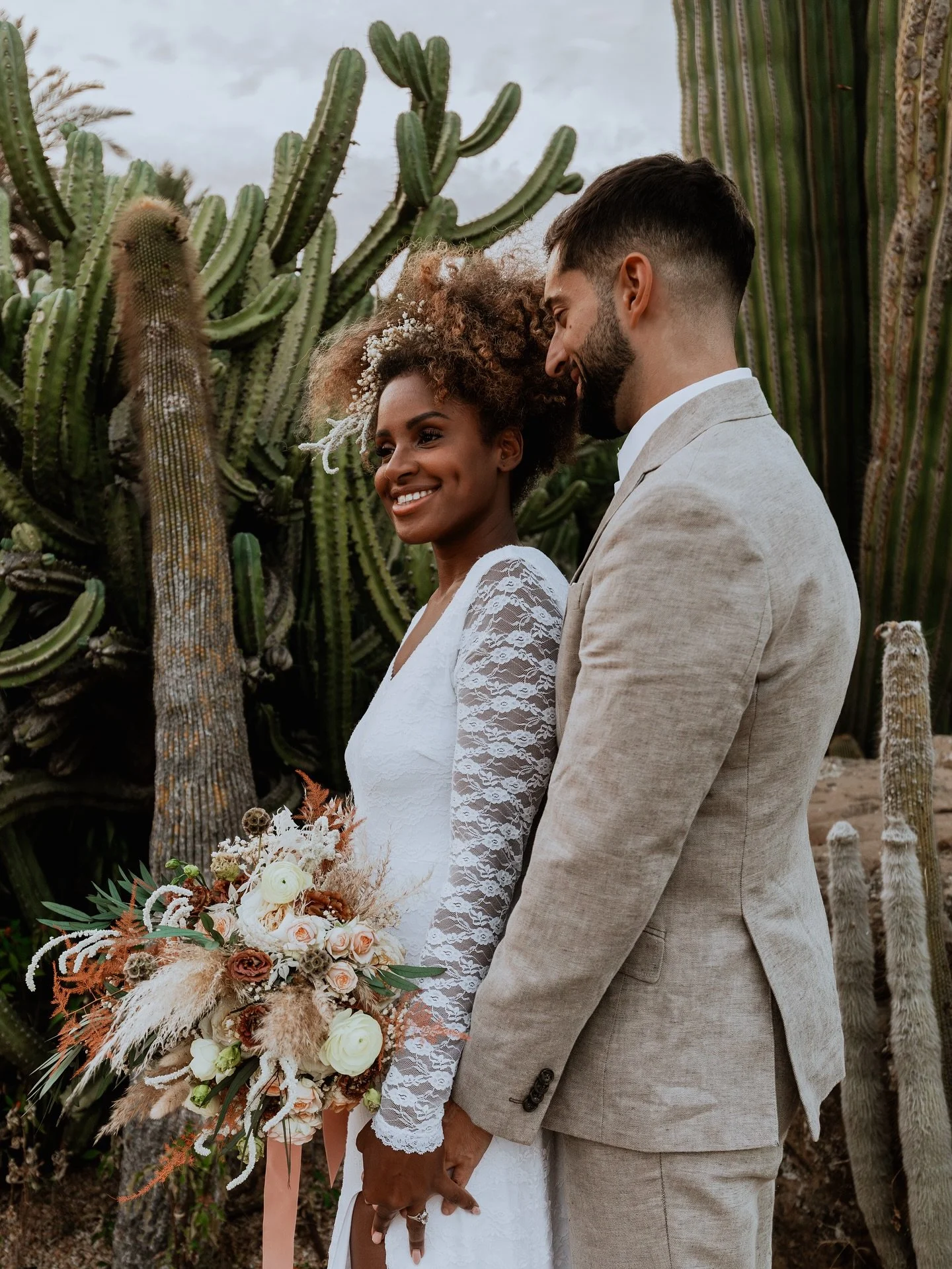 desert breeze 🌵🤍

Dress: @jennyaarrekangas 
Wedding planner: @bossaweddingsandevents 
Flowers: @anaisfloristasfuengirola

#weddingphotographer #weddingdress #elopmentphotographer