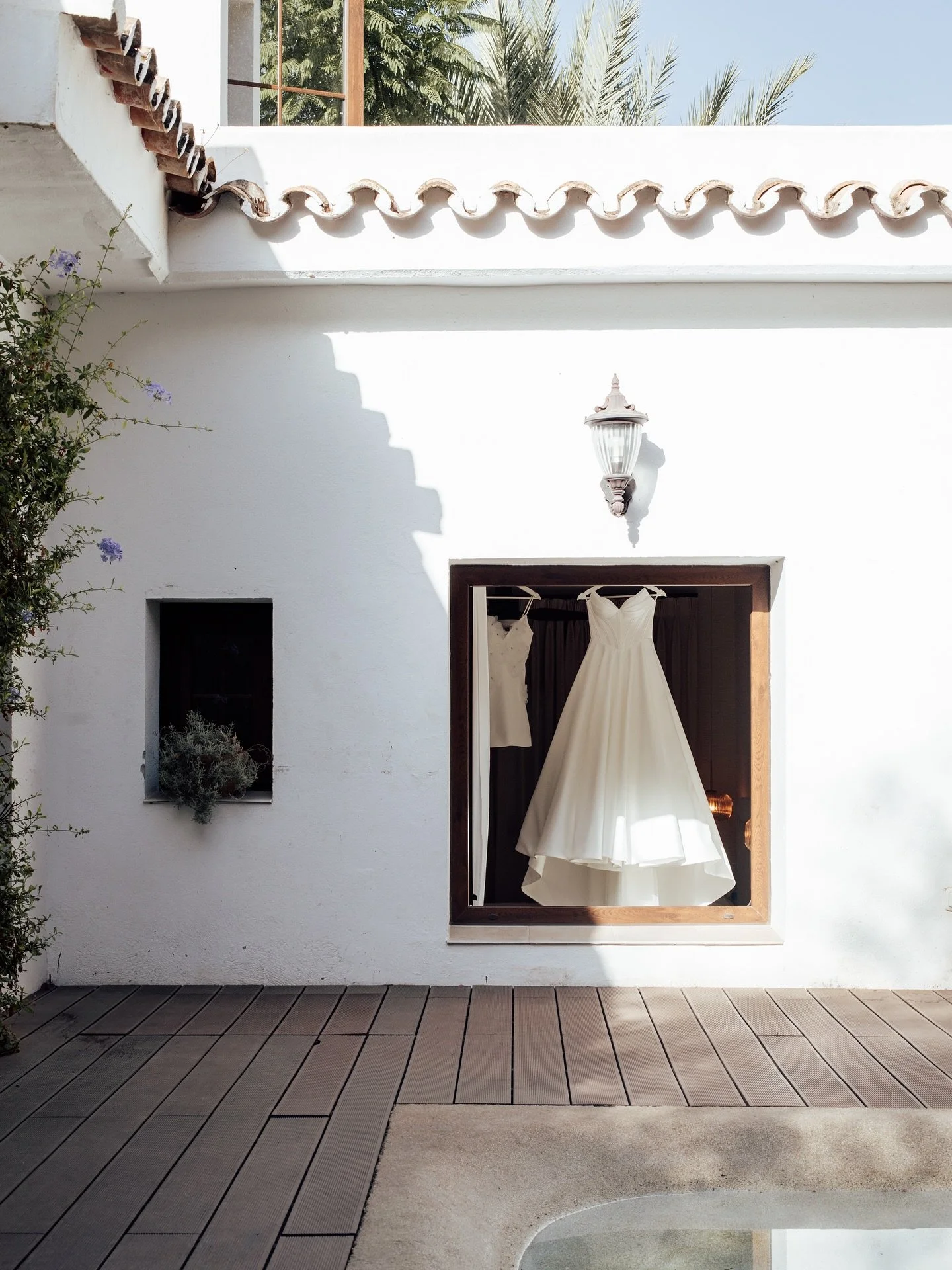 𝘉𝘦𝘧𝘰𝘳𝘦 𝘵𝘩𝘦 𝘤𝘦𝘳𝘦𝘮𝘰𝘯𝘺, 𝘣𝘦𝘧𝘰𝘳𝘦 𝘵𝘩𝘦 𝘴𝘮𝘪𝘭𝘦𝘴, 𝘣𝘦𝘧𝘰𝘳𝘦 𝘵𝘩𝘦 𝘷𝘰𝘸𝘴&mdash;𝘵𝘩𝘦𝘳𝘦&rsquo;𝘴 𝘢 𝘮𝘢𝘨𝘪𝘤 𝘪𝘯 𝘵𝘩𝘦𝘴𝘦 𝘲𝘶𝘪𝘦𝘵 𝘴𝘦𝘤𝘰𝘯𝘥𝘴. 
𝘊𝘰𝘶𝘭𝘥 𝘐 𝘩𝘦𝘭𝘱 𝘺𝘰𝘶 𝘳𝘦𝘮𝘦𝘮𝘣𝘦𝘳 𝘵𝘩𝘦𝘮 𝘧𝘰𝘳𝘦?