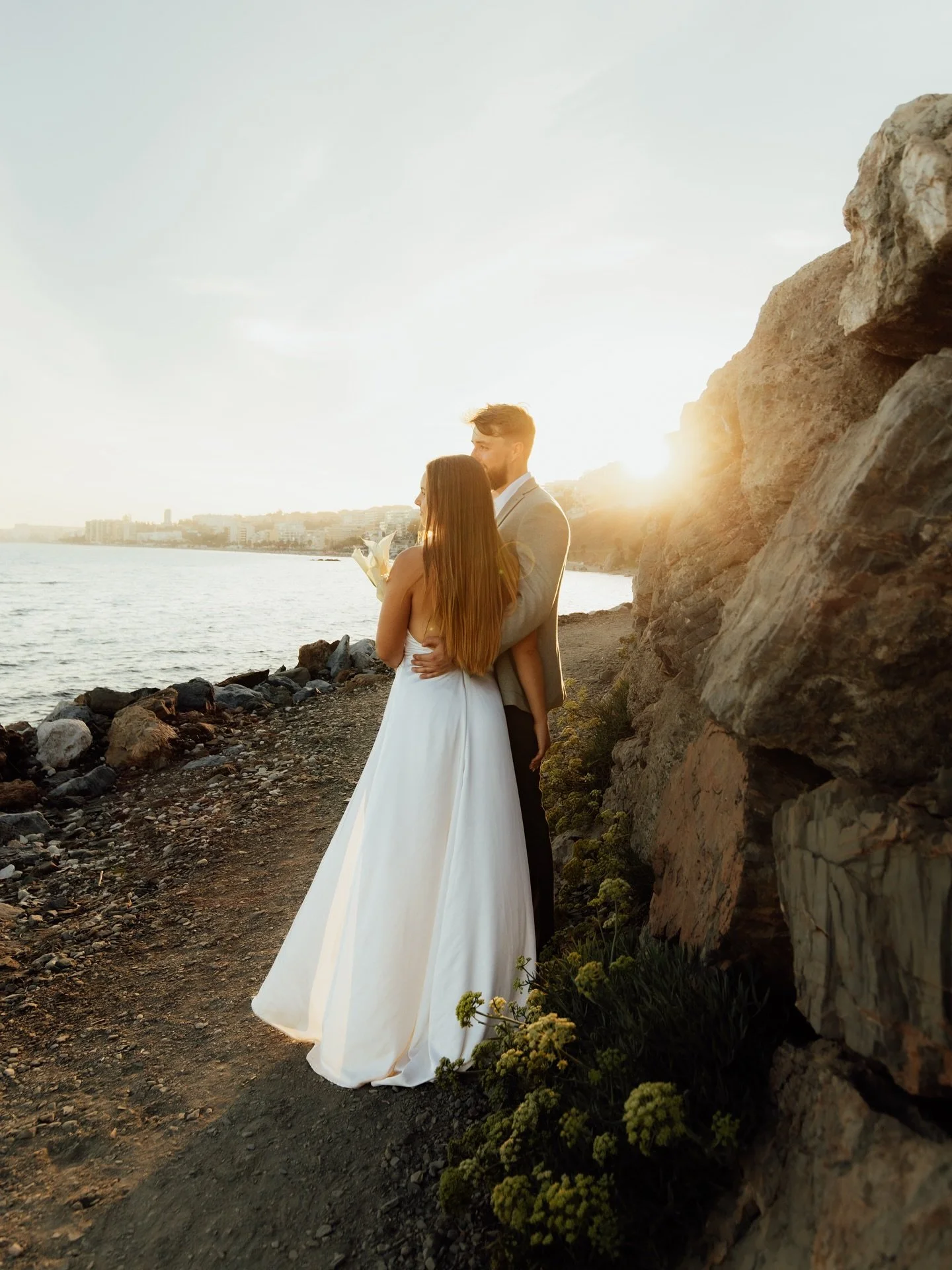 Capturing love by the sea &mdash; the soft light, the calm waves, and a moment that feels timeless✨

The stunning dress made by @jennyaarrekangas 🤍

#photographer #valokuvaaja #costadelsol