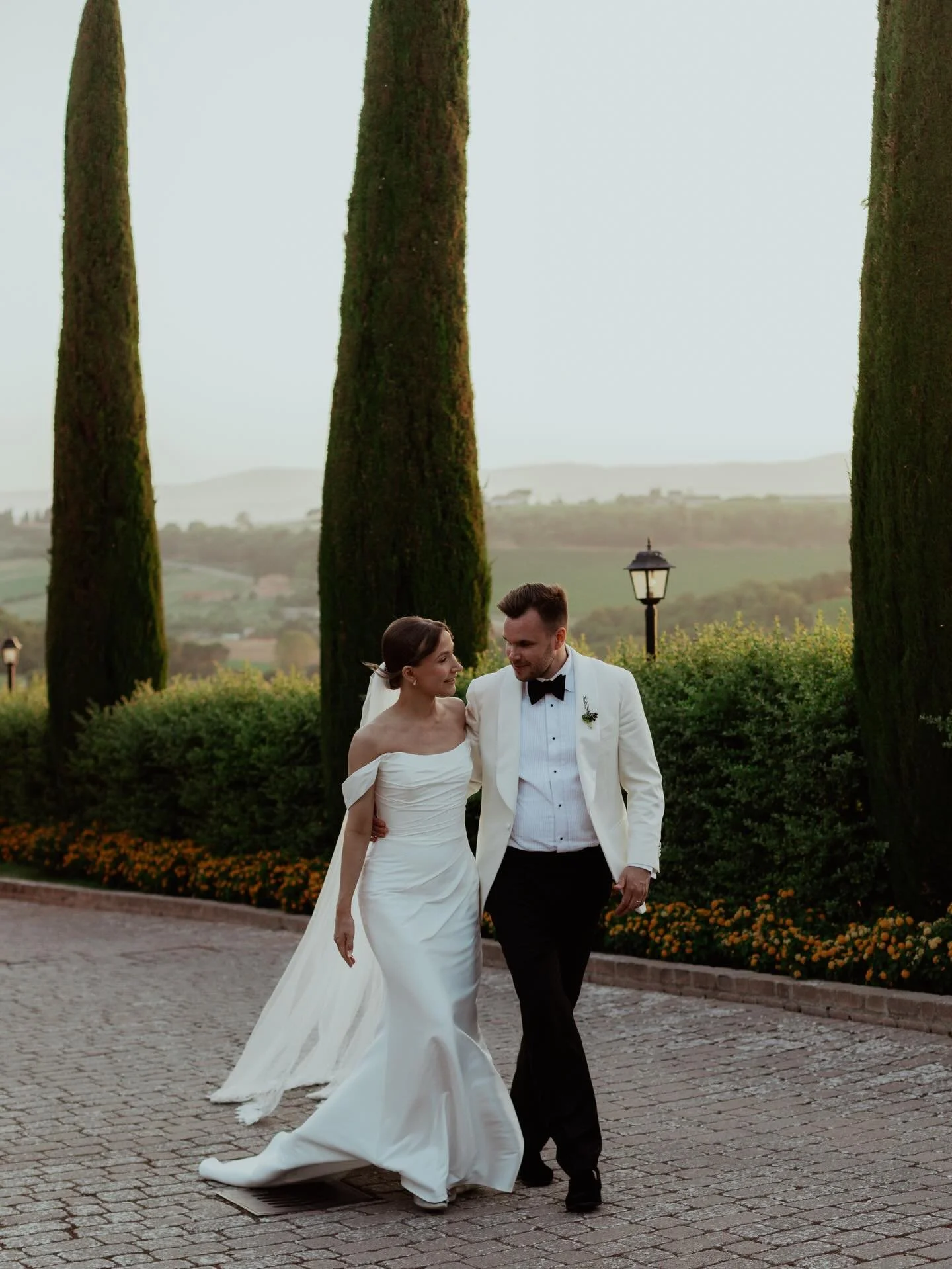 Tuscany weddings: golden light, rolling hills&hellip; A dream place to get married &mdash; and an even bigger dream to capture it🤍📸

Wedding planner: @bossaweddingsandevents
Venue: @borgotrerose